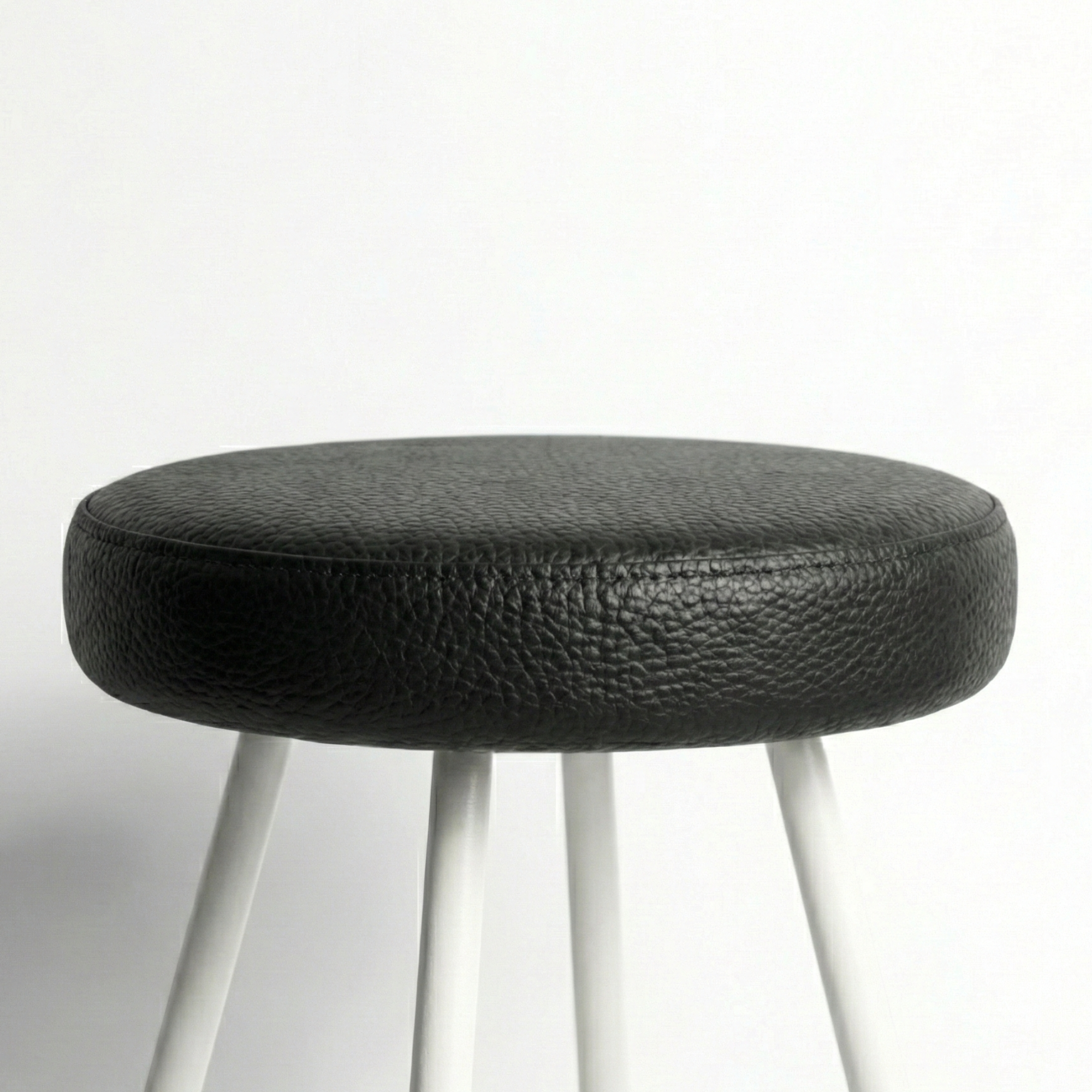 Tabure Deri Döşemeli Beyaz Metal Ayaklı – 55cm