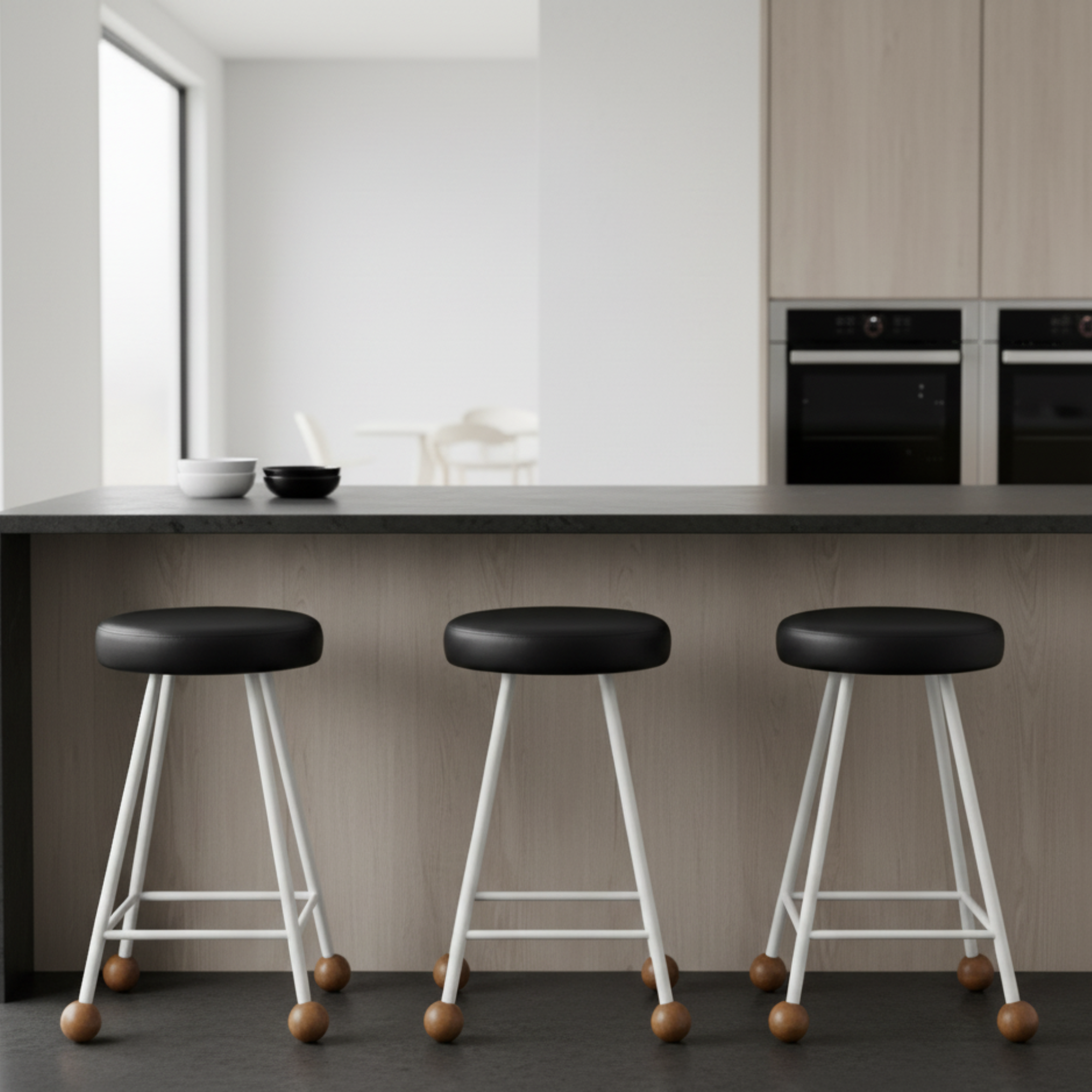 Tabure Deri Döşemeli Beyaz Metal Ayaklı – 55cm