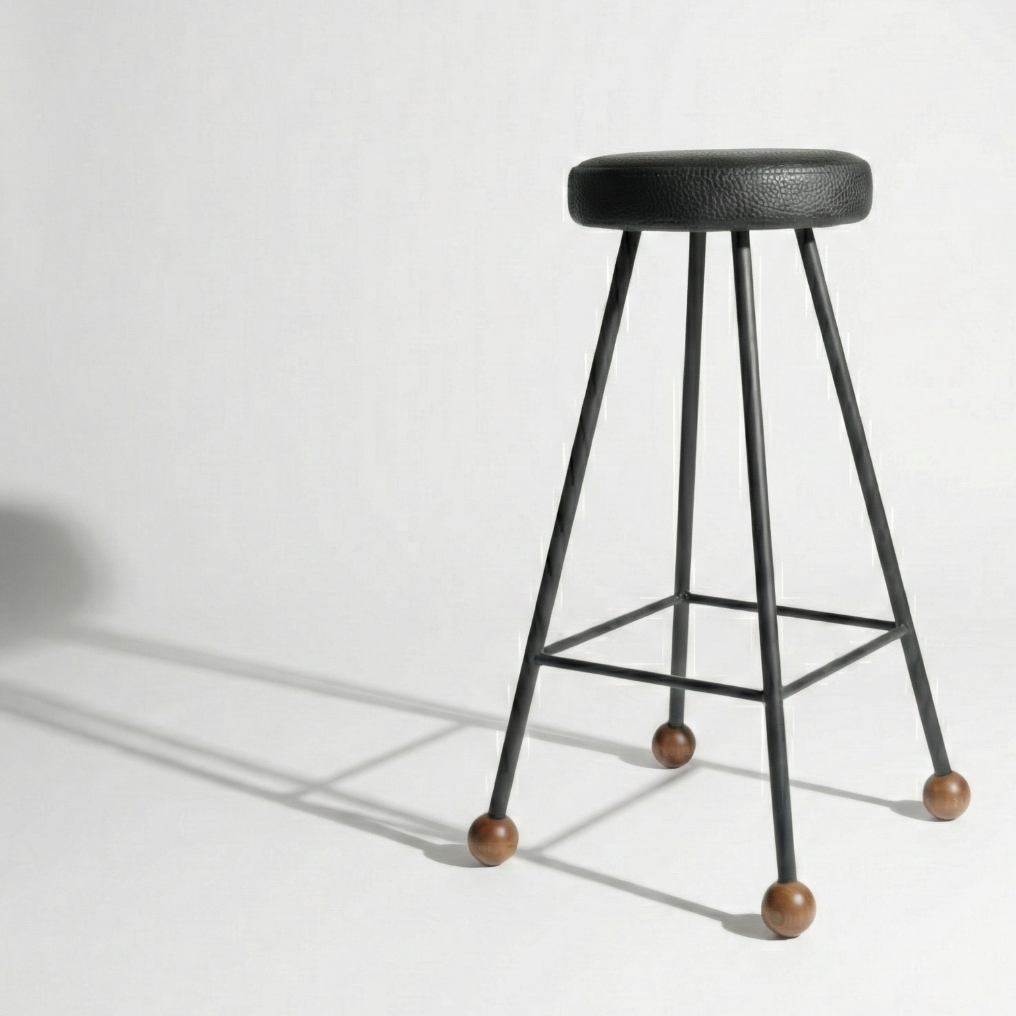 Bar Taburesi Deri Döşemeli Siyah Metal Ayaklı – 75cm