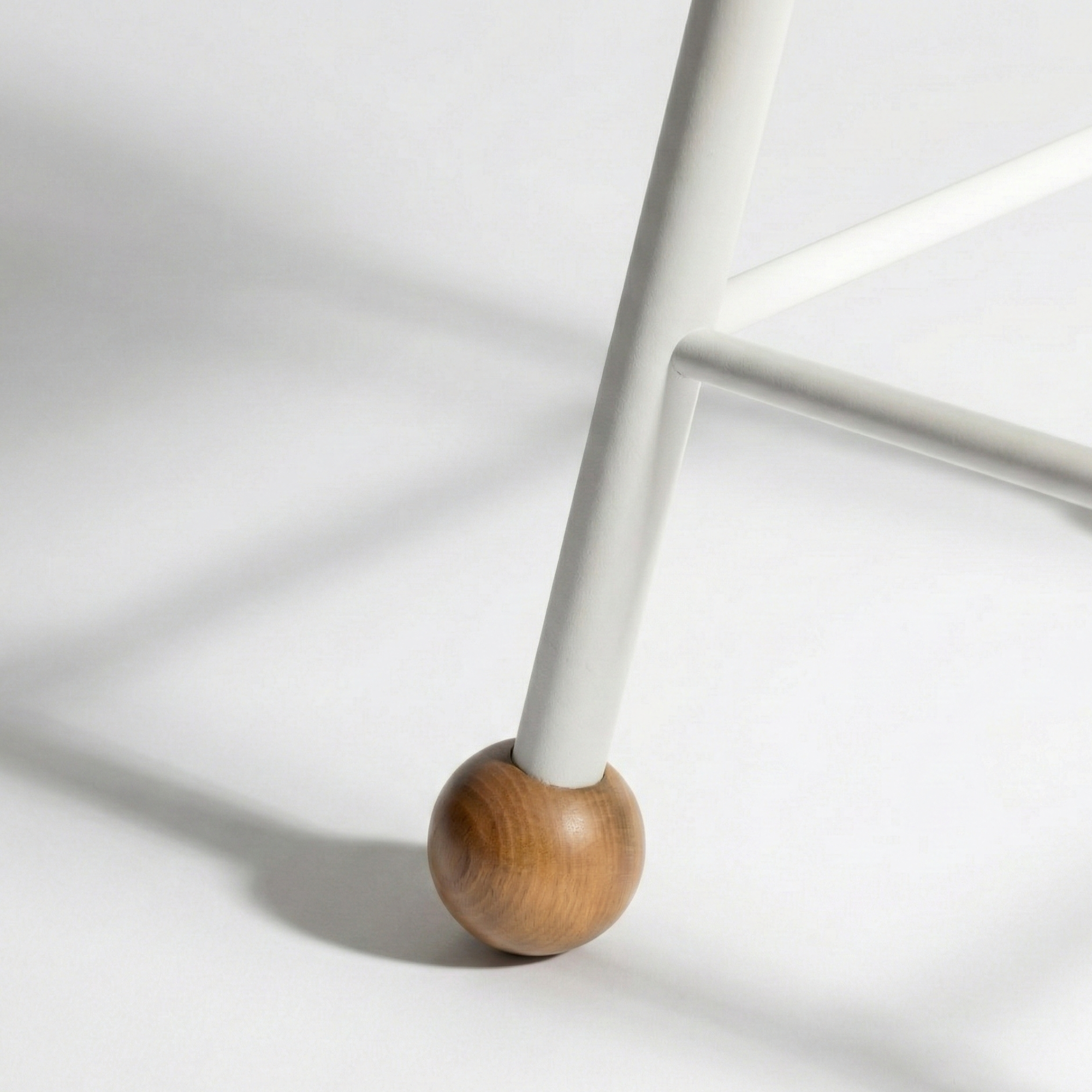 Tabure Deri Döşemeli Beyaz Metal Ayaklı – 47cm