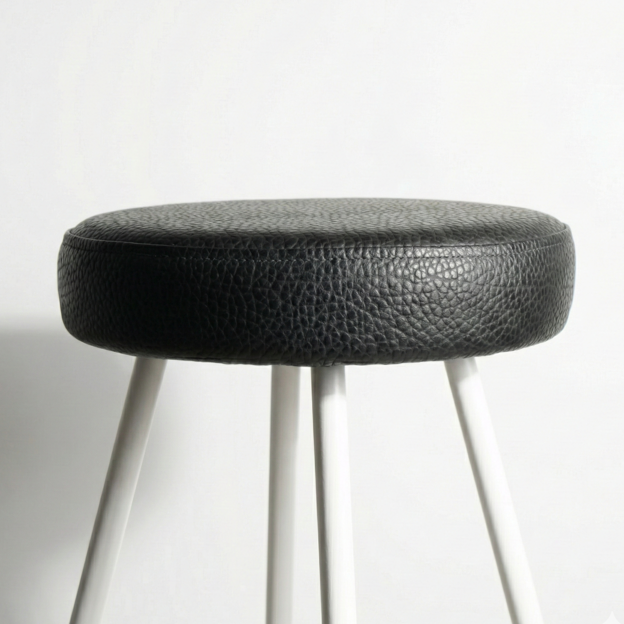 Bar Taburesi Deri Döşemeli Beyaz Metal Ayaklı – 75cm