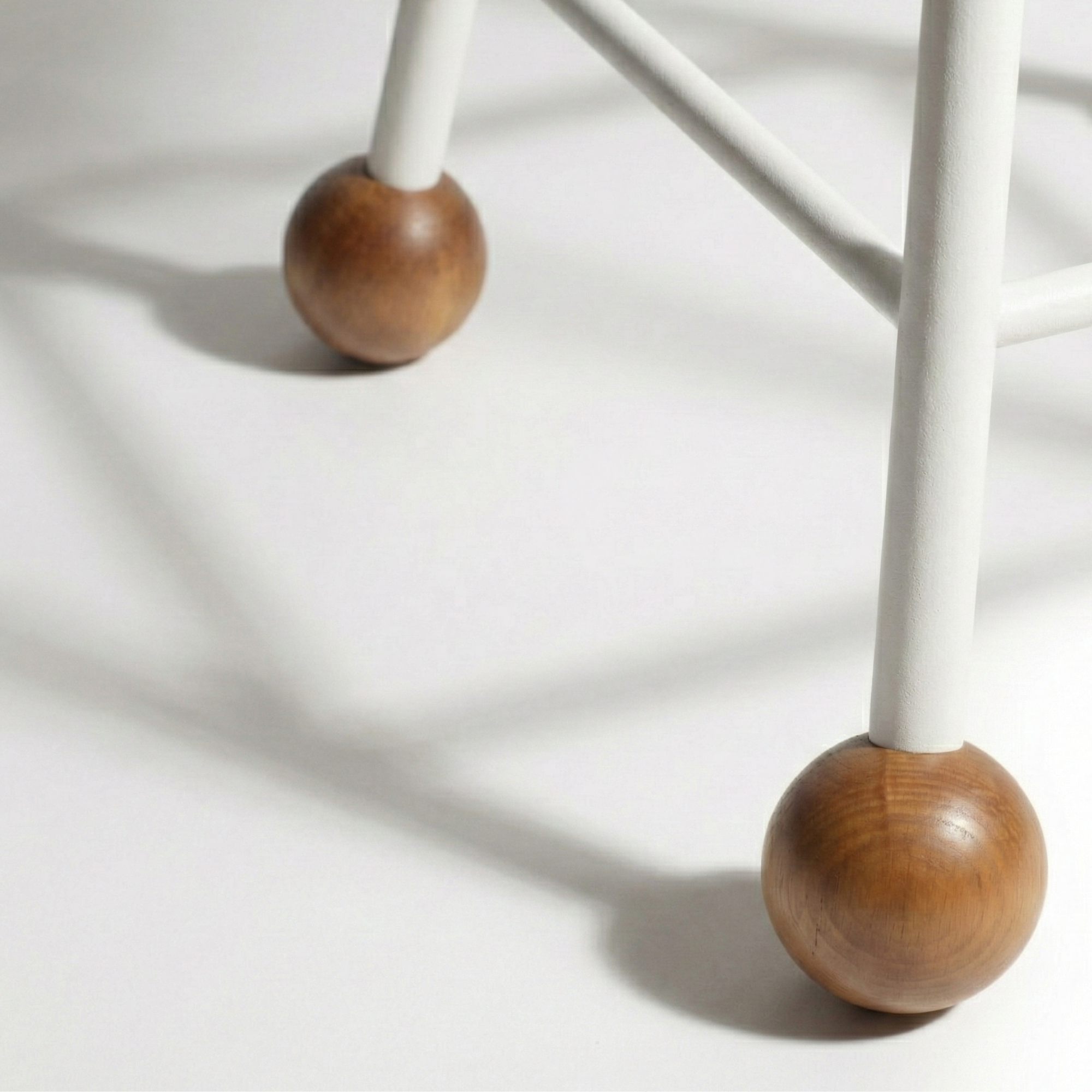 Tabure Deri Döşemeli Beyaz Metal Ayaklı – 55cm