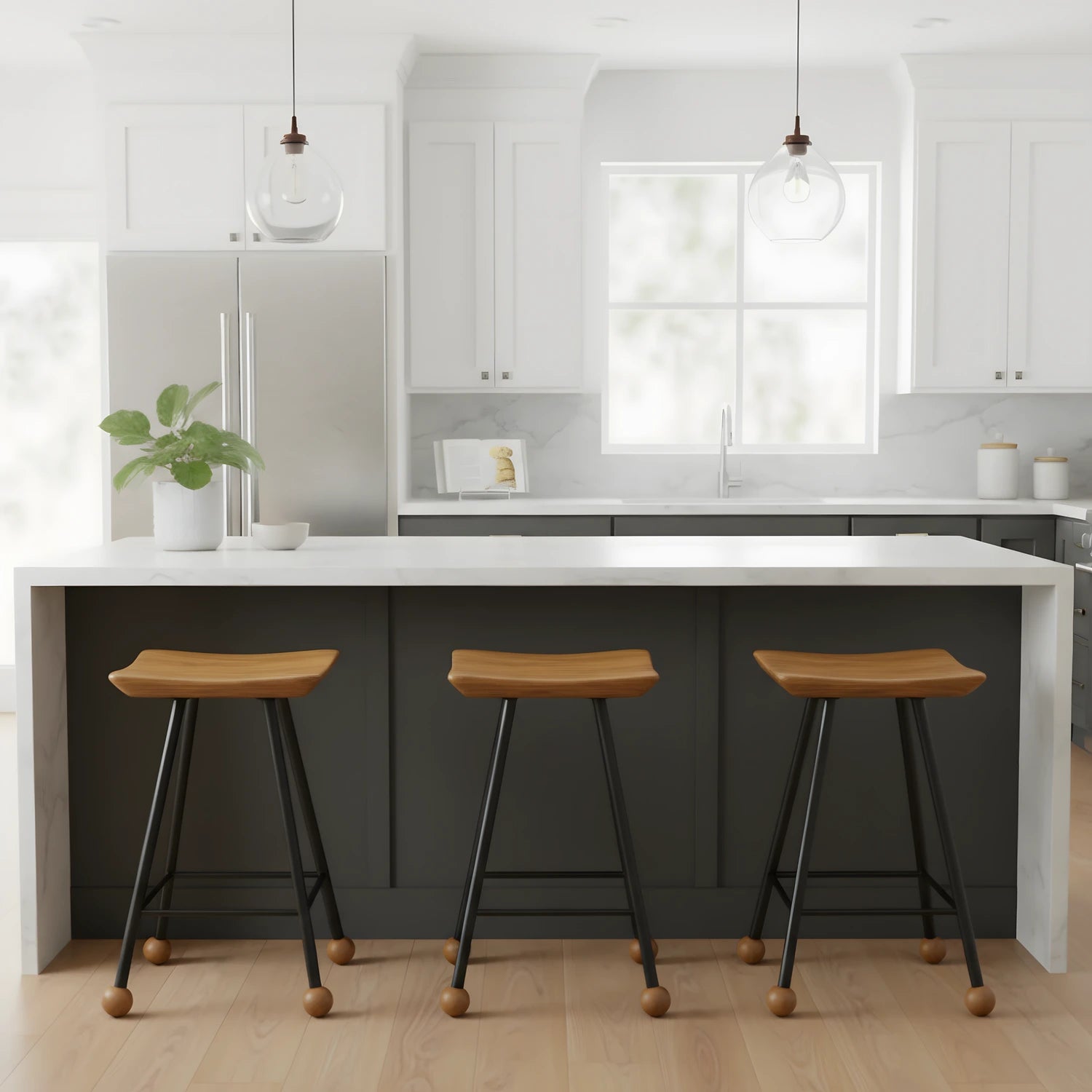 Standart yemek masaları ve çalışma masaları için ideal 47 cm el yapımı ahşap tabure kullanımı.