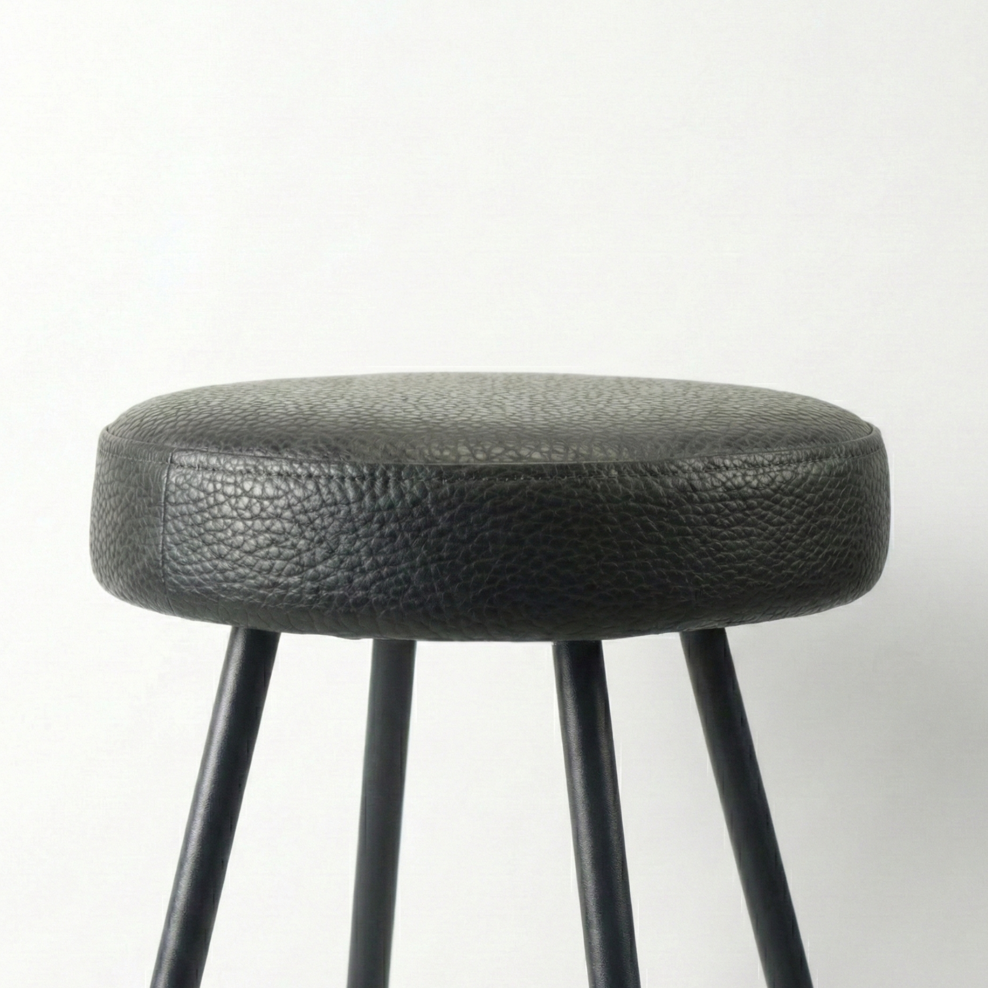 Tabure Deri Döşemeli Simsiyah Metal Ayaklı – 55cm