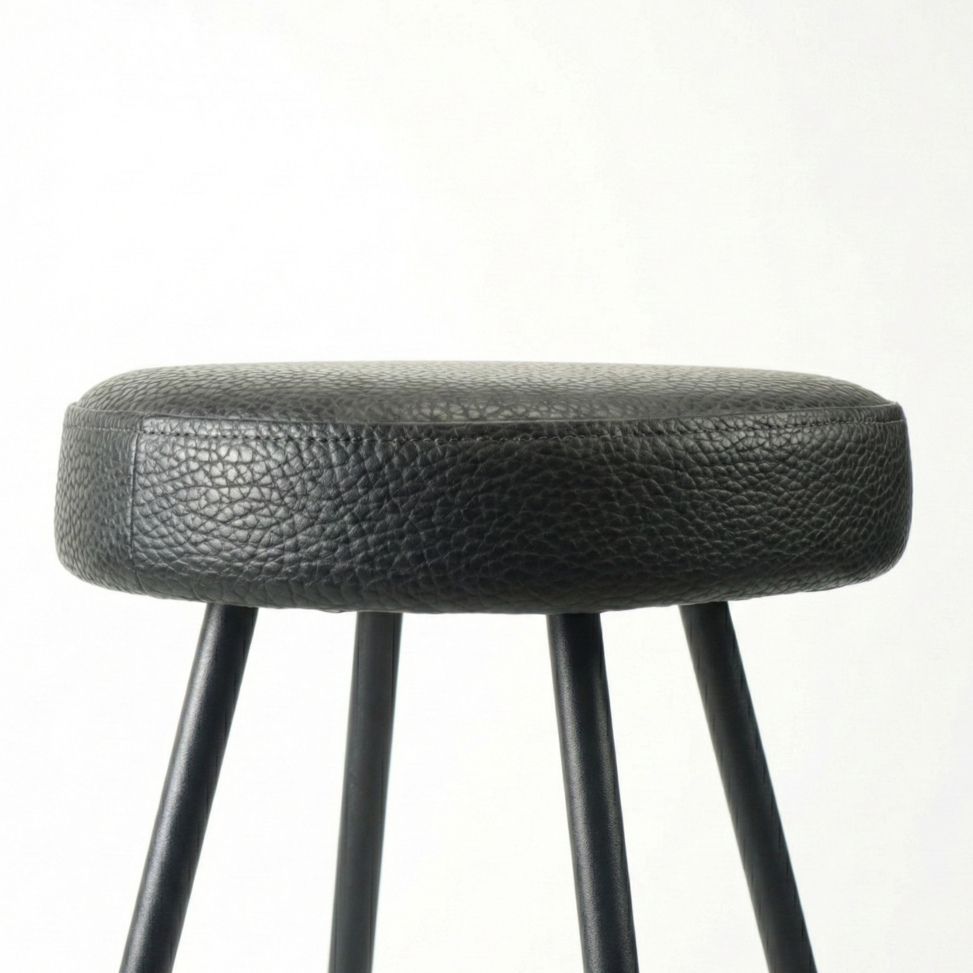 Bar Taburesi Deri Döşemeli Siyah Metal Ayaklı – 65cm