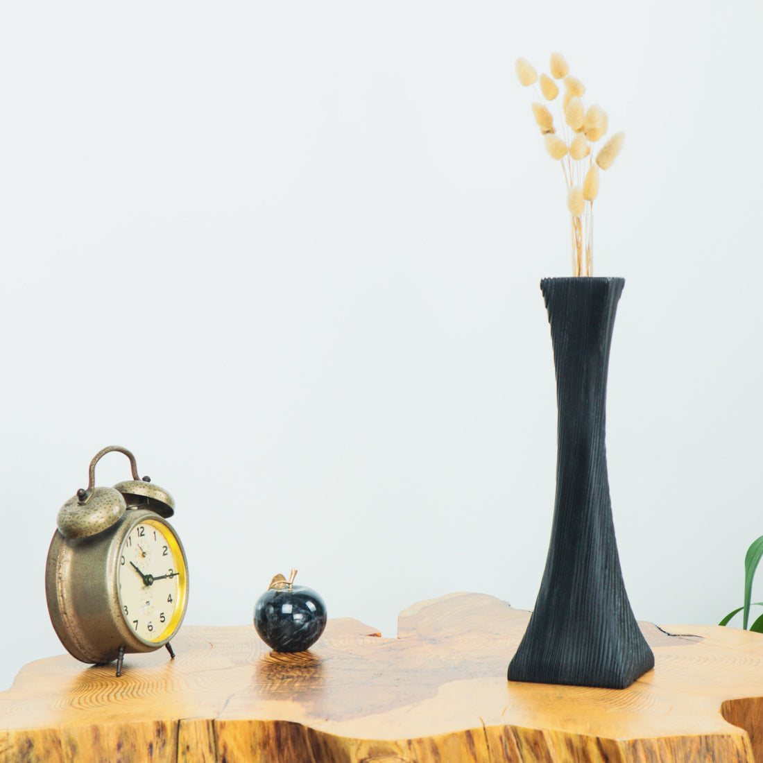 Köknar Ağacı Siyah Çiçek Vazosu