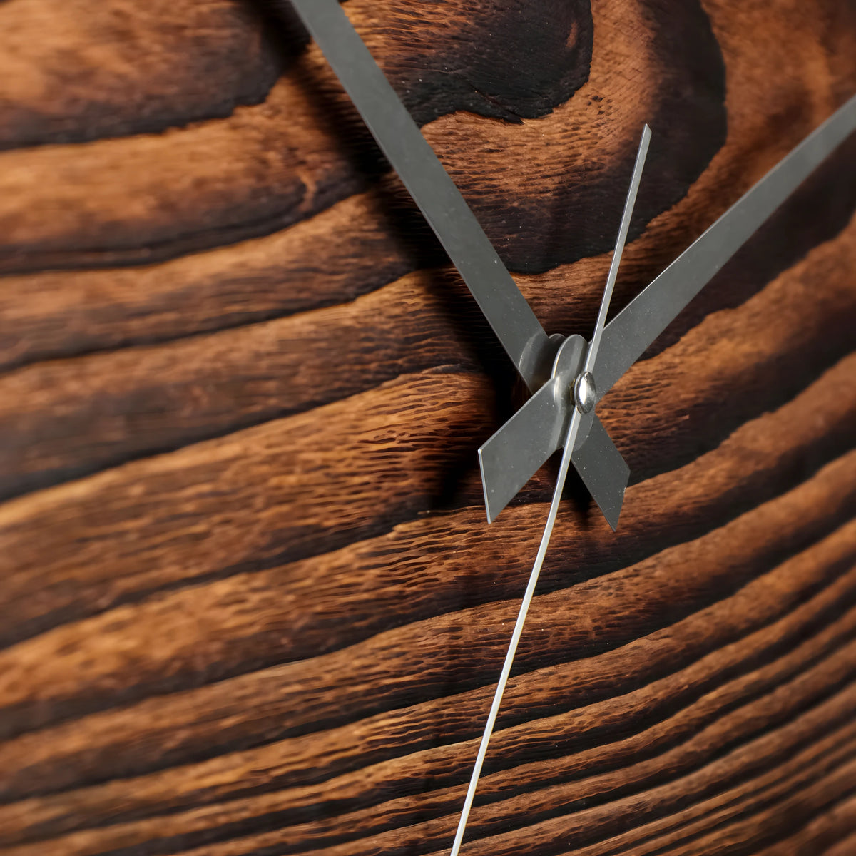 Shou Sugi Ban El Yapımı Ceviz Renk Köknar Ahşap Duvar Saati (48 cm)