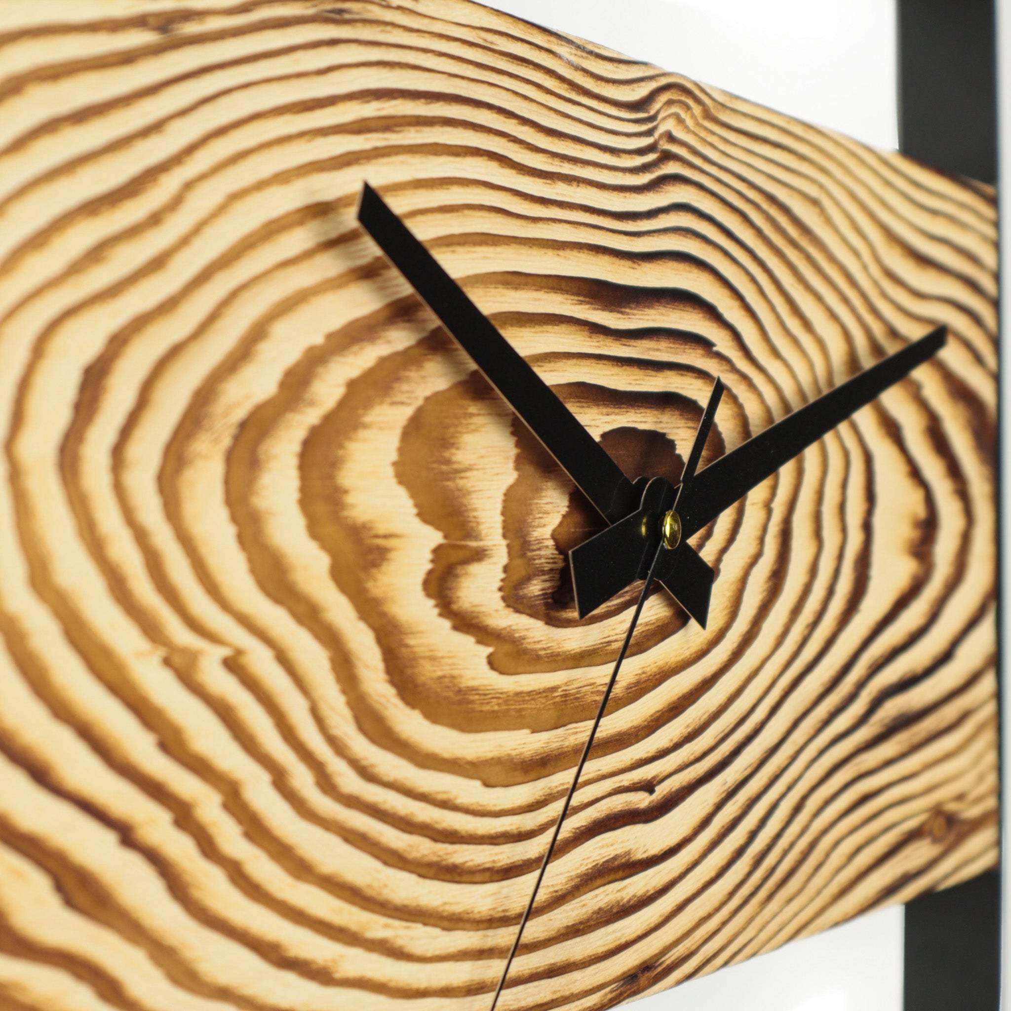 Metal Çerçeveli Dikdörtgen Köknar Ağacı Duvar Saati