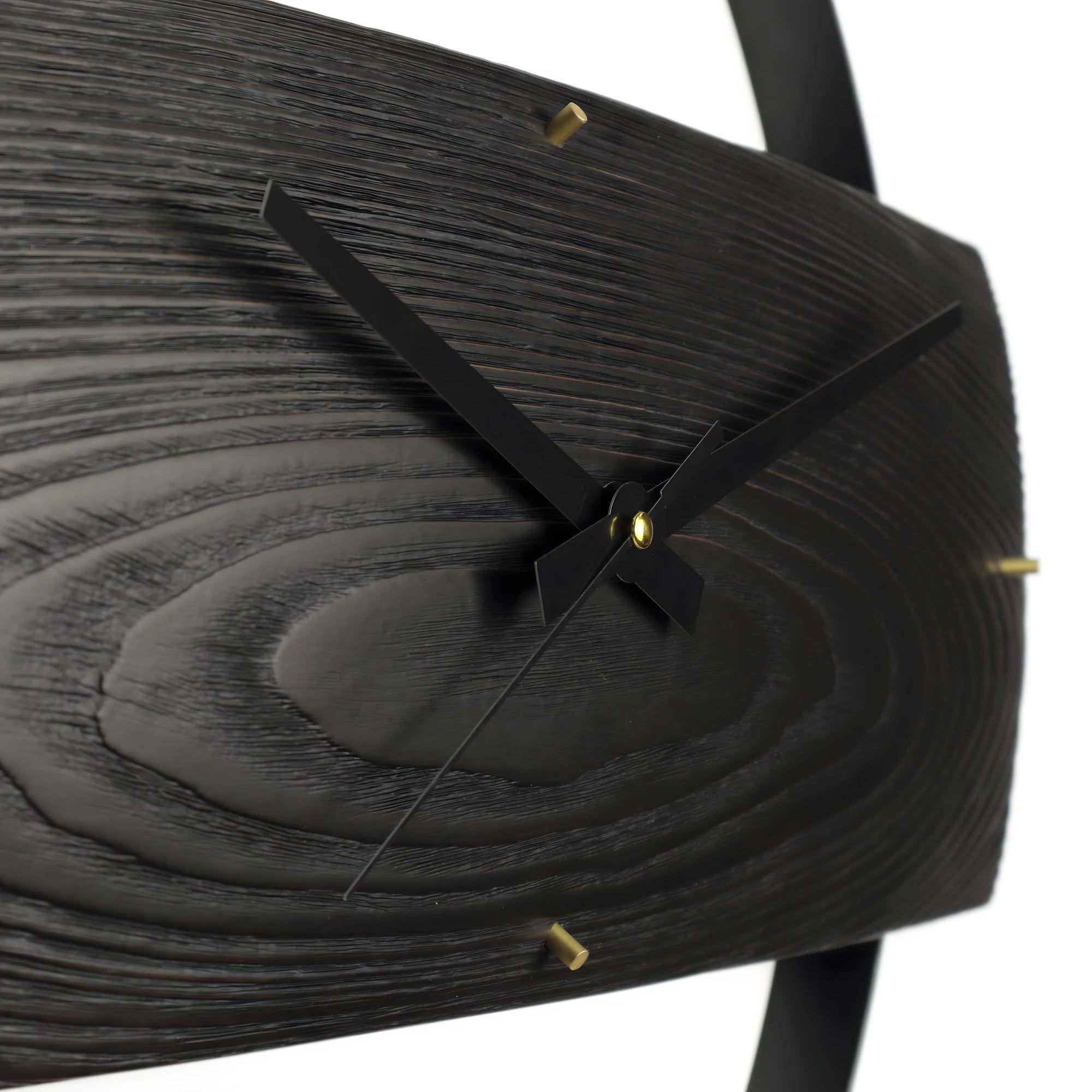 Köknar ahşabının yıllık halka dokusunu vurgulayan siyah duvar saatinin yakın makro çekimi.