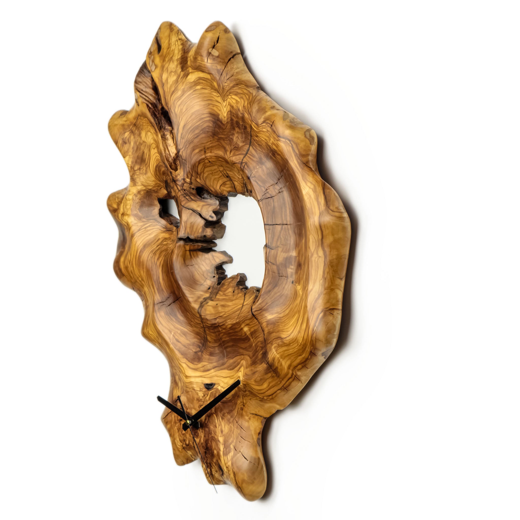 El yapımı doğal zeytin ağacı duvar saati (57x43cm) yakın çekimi; ahşabın eşsiz damarlarını, organik dokusunu ve 3D rustik tasarımını gösteren dekoratif kütük saat detayı.