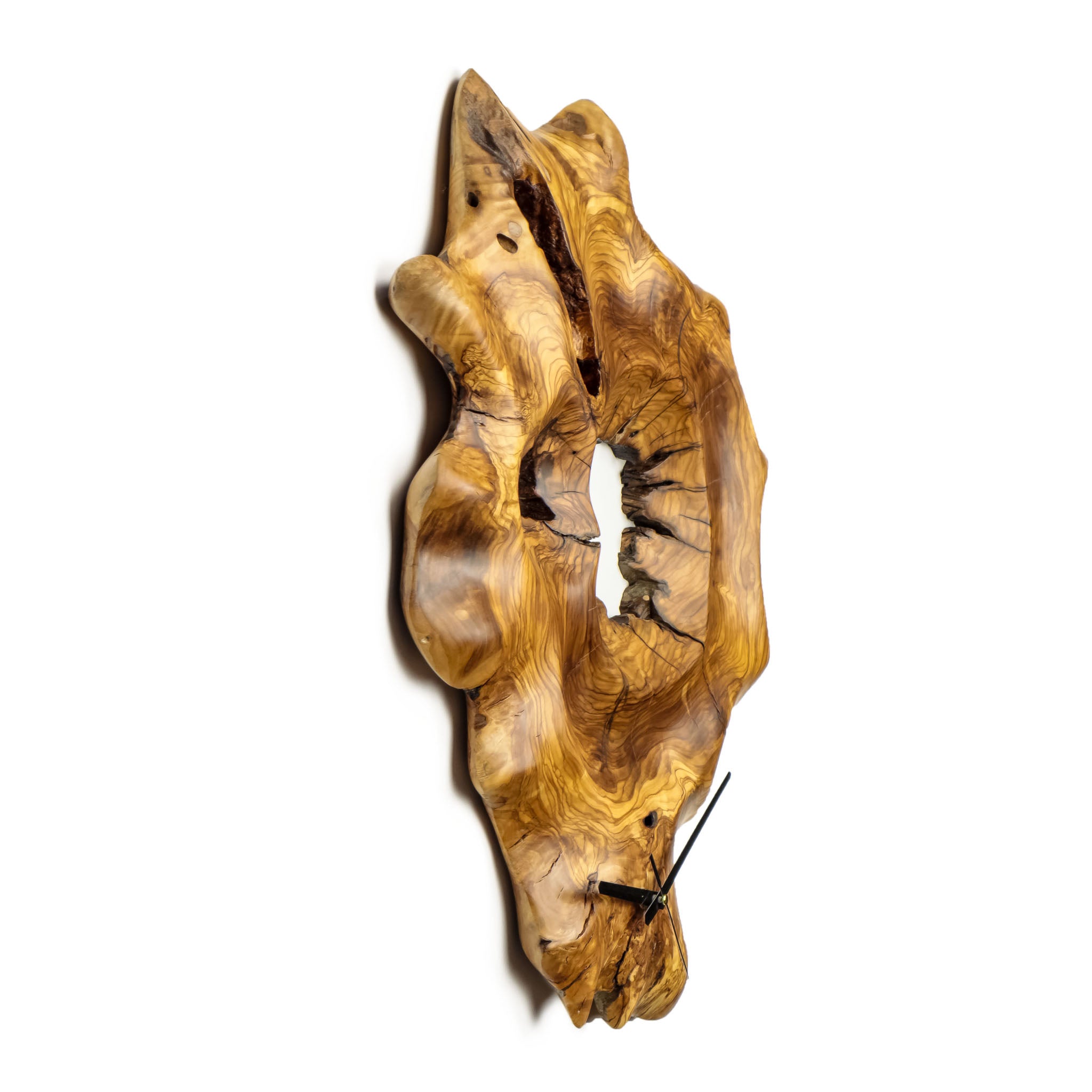 El yapımı doğal zeytin ağacı duvar saati (57x43cm) yakın çekimi; ahşabın eşsiz damarlarını, organik dokusunu ve 3D rustik tasarımını gösteren dekoratif kütük saat detayı.