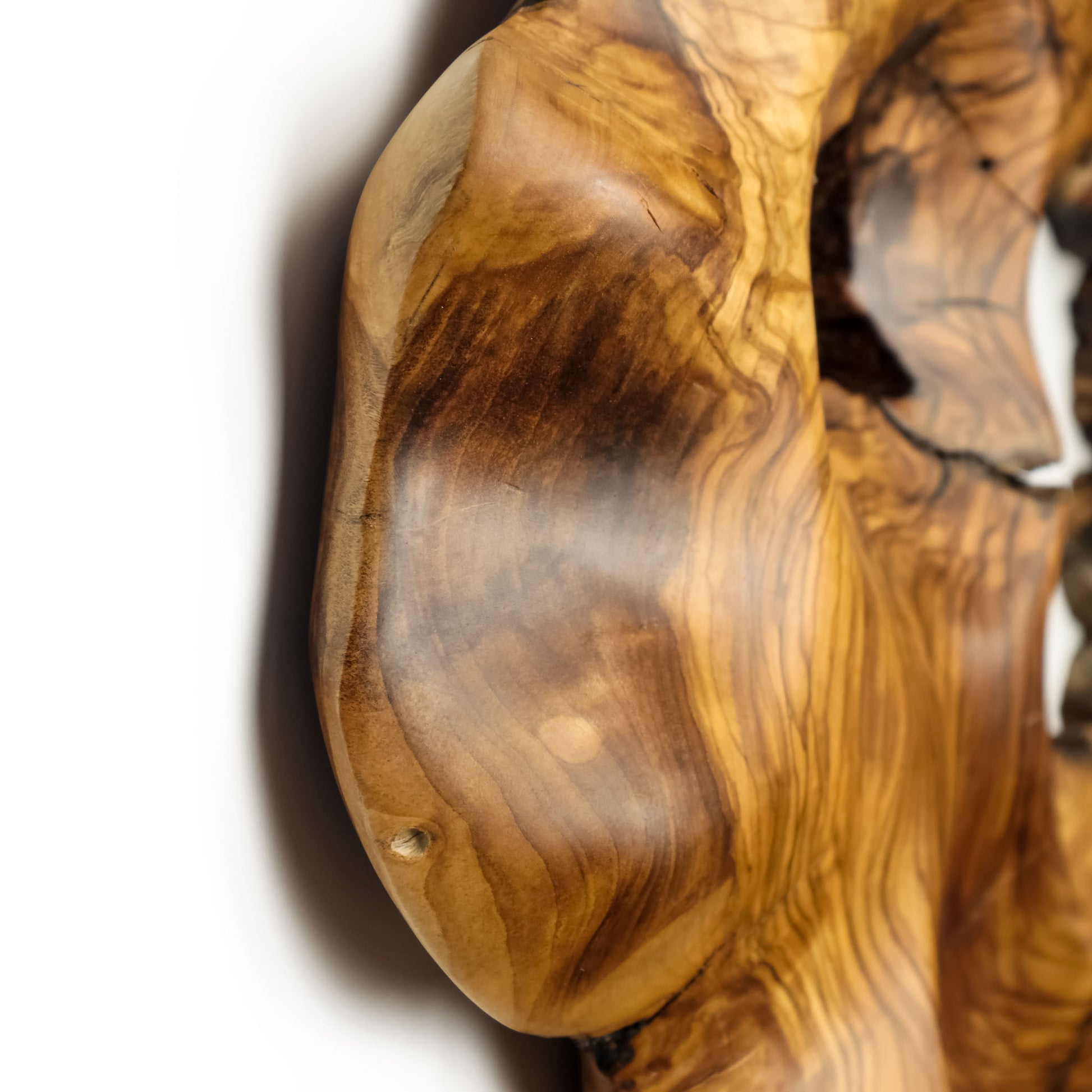 El yapımı doğal zeytin ağacı duvar saati (57x43cm) yakın çekimi; ahşabın eşsiz damarlarını, organik dokusunu ve 3D rustik tasarımını gösteren dekoratif kütük saat detayı.
