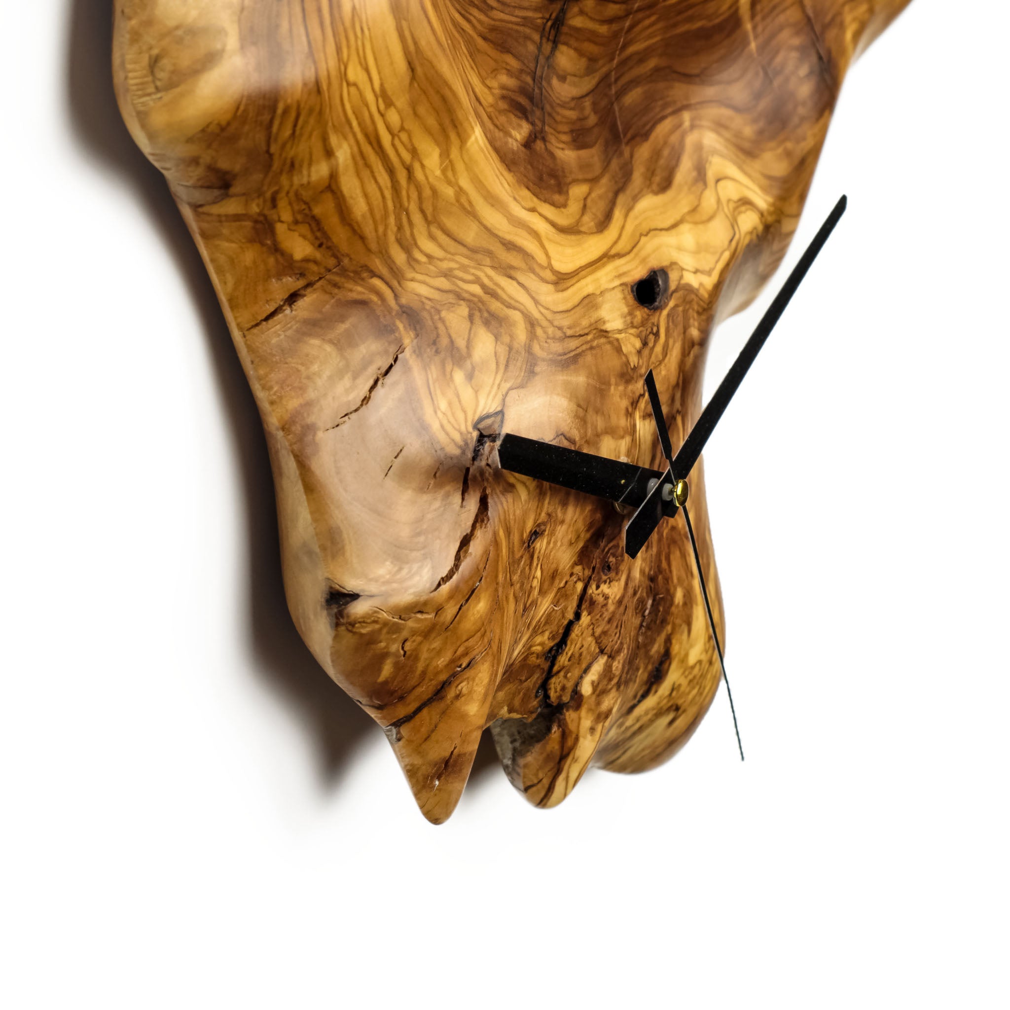 El yapımı doğal zeytin ağacı duvar saati (57x43cm) yakın çekimi; ahşabın eşsiz damarlarını, organik dokusunu ve 3D rustik tasarımını gösteren dekoratif kütük saat detayı.