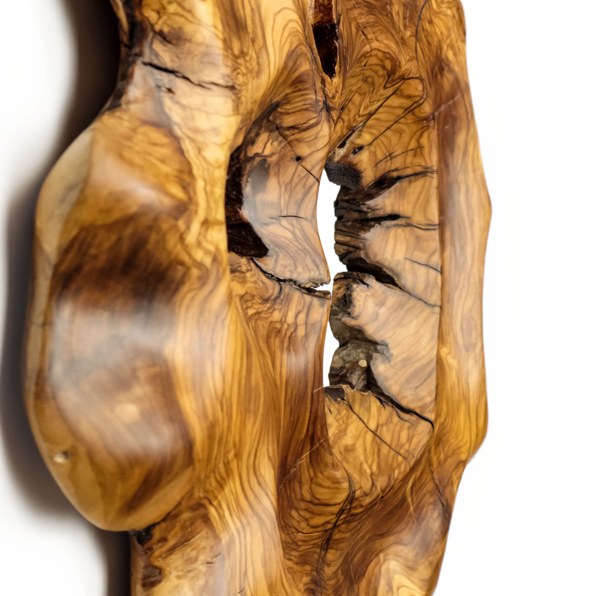 El yapımı doğal zeytin ağacı duvar saati (57x43cm) yakın çekimi; ahşabın eşsiz damarlarını, organik dokusunu ve 3D rustik tasarımını gösteren dekoratif kütük saat detayı.