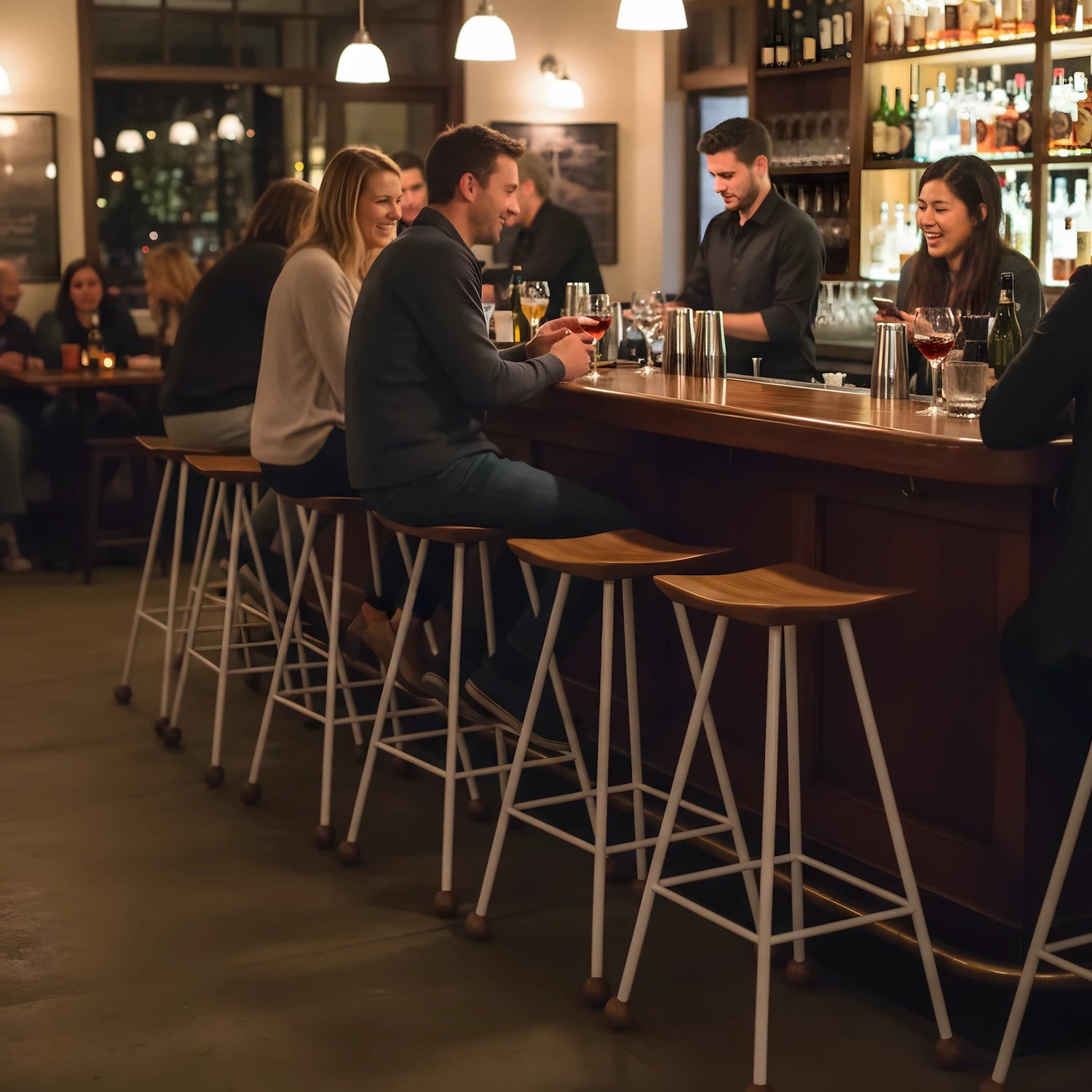 Ahşap bar taburesi kafe ve mutfak adasında müşteri kullanım sahnesi