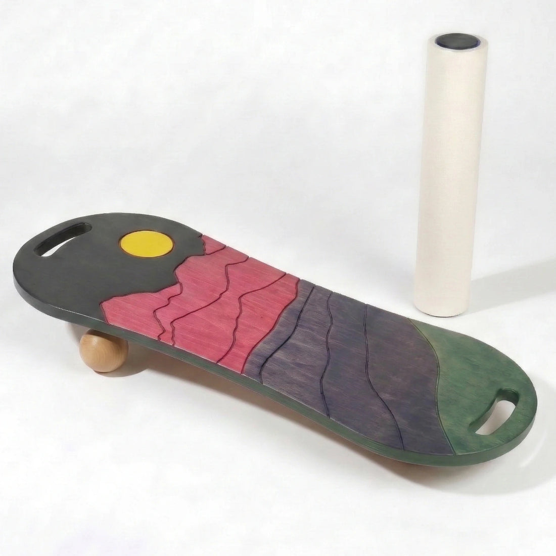 Manzara desenli ahşap denge tahtası, beyaz silindir rulo ve ahşap denge topu içeren tam set görünümü.