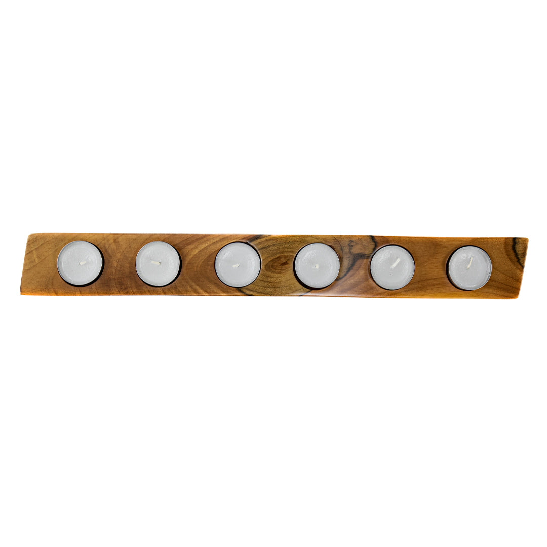 6 adet standart tealight yuvasına ve doğal ahşap damarlarına sahip ceviz mumluğun üstten görünümü.