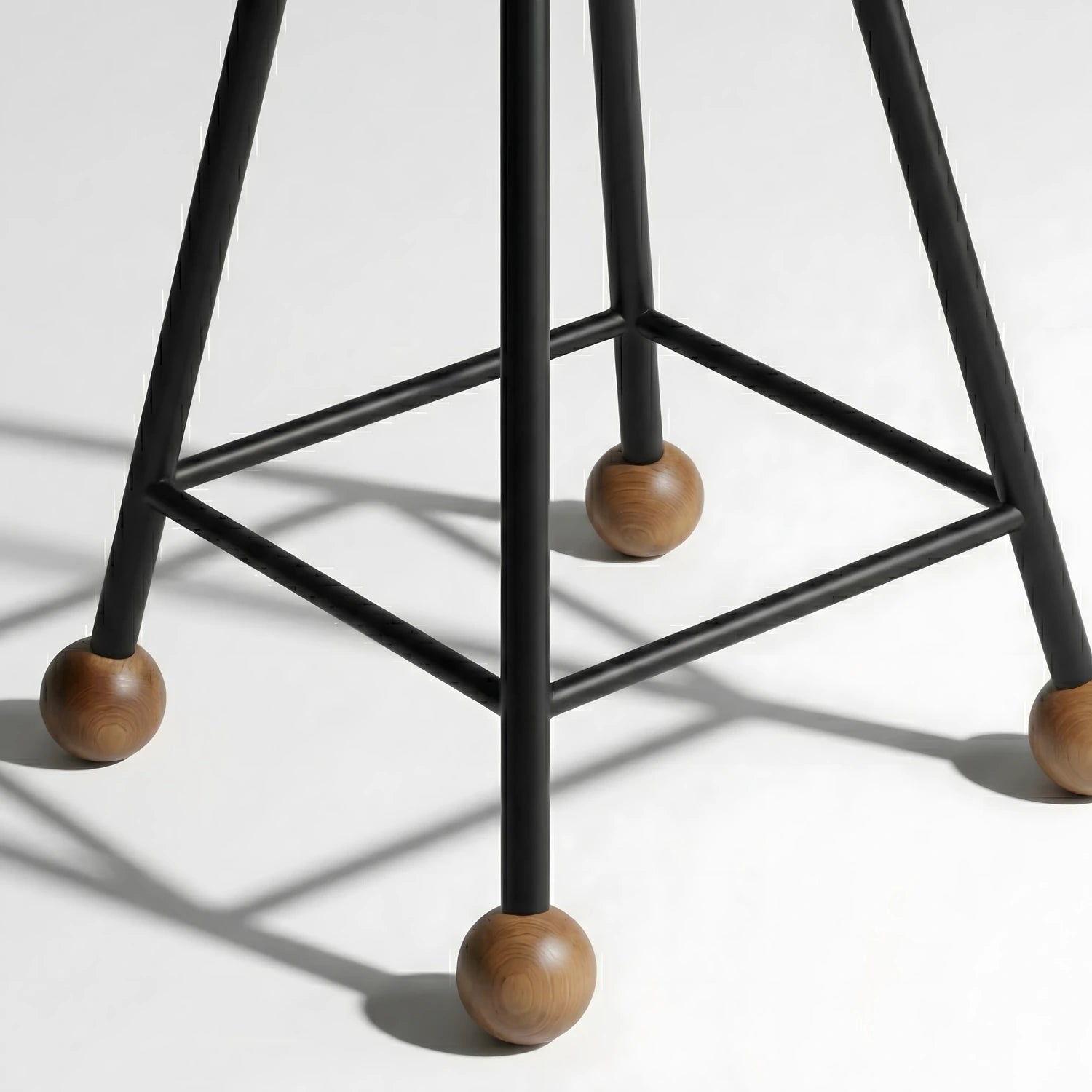 Yaşam alanları için tasarlanmış endüstriyel siyah metal ayaklı doğal ahşap tabure.