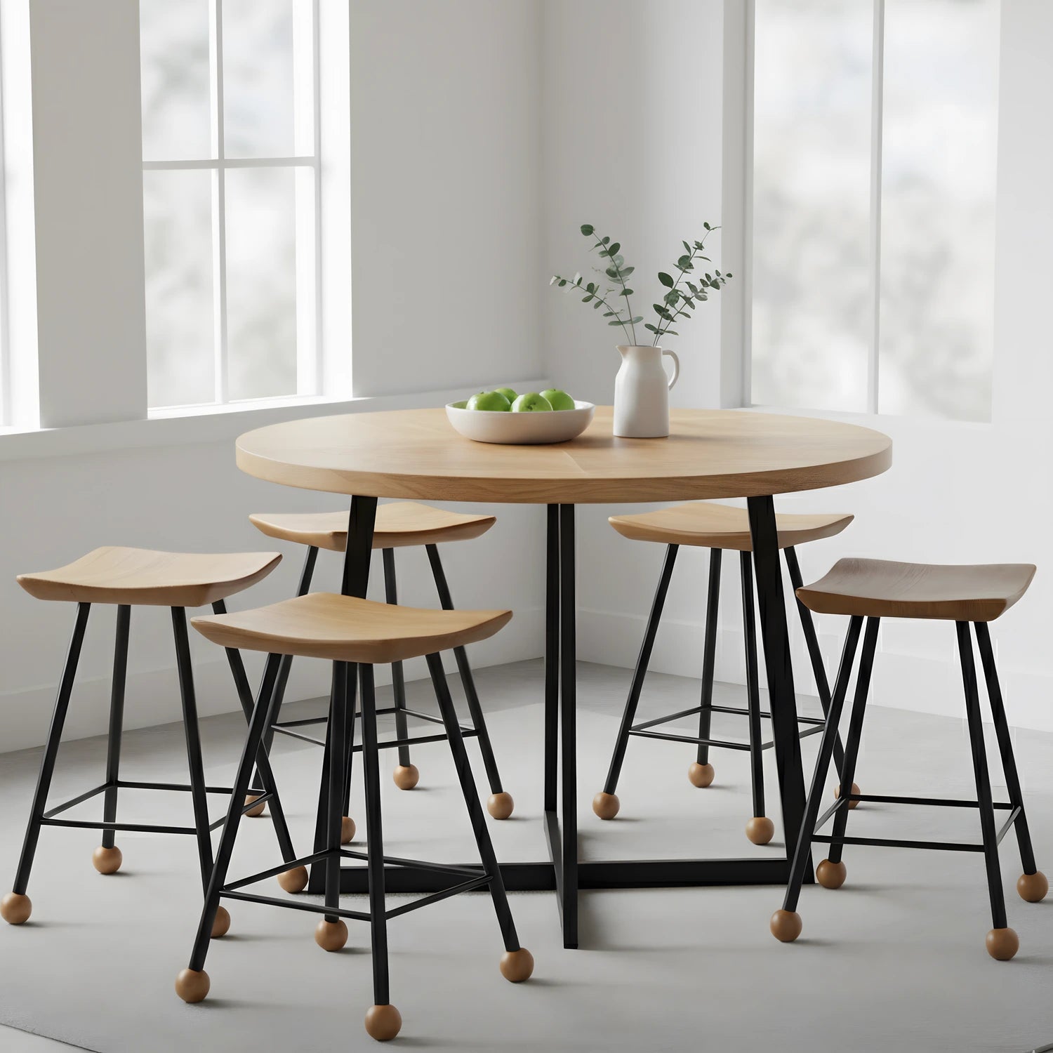 Yaşam alanları için tasarlanmış endüstriyel siyah metal ayaklı doğal ahşap tabure görünümü.