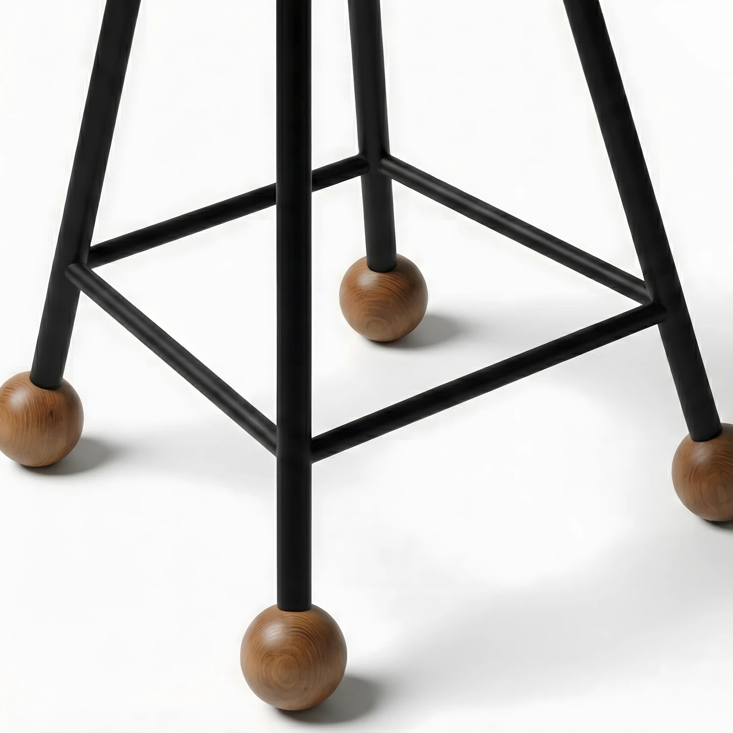 Ahşap dokusunu vurgulayan özel yakma desenli tabure oturma yüzeyi.