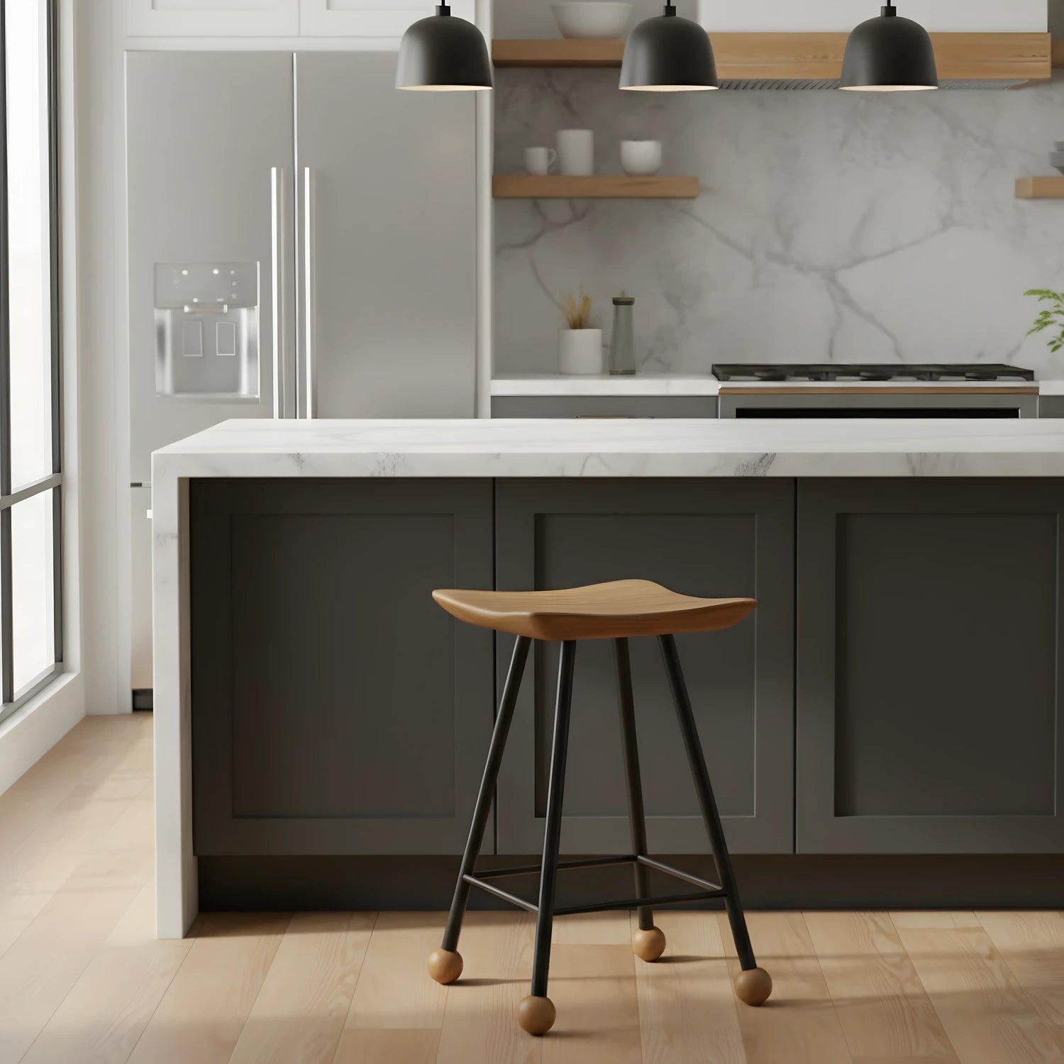 Doğal köknar ağacından üretilmiş siyah metal ayaklı 47 cm ahşap tabure.