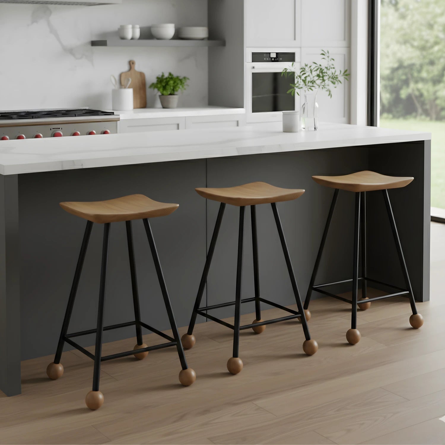 Ahşabın doğal desenlerini ortaya çıkaran yakılıp tellenmiş dokusuyla ahşap tabure ve siyah metal iskeleti.