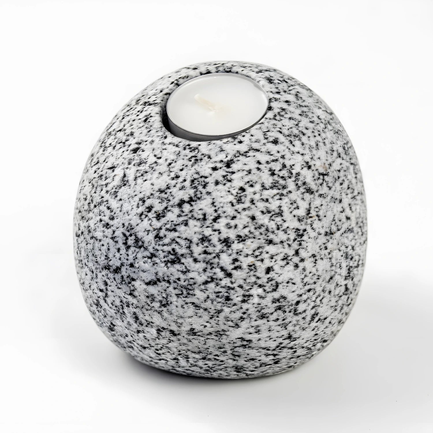 Beyaz arka planda ürün çekimi yapılmış tekli Bergama graniti doğal taş tealight mumluk.