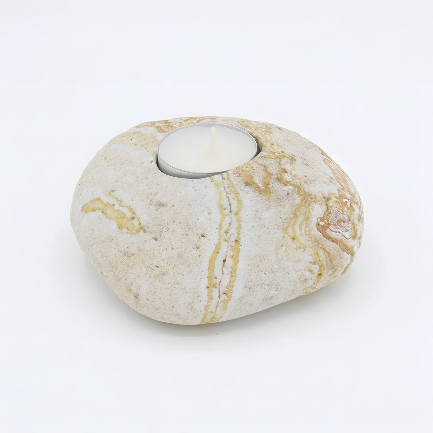 Beyaz arka planda detaylı çekilmiş, %100 doğal gökkuşağı kumtaşı (rainbow sandstone) tealight mumluk.