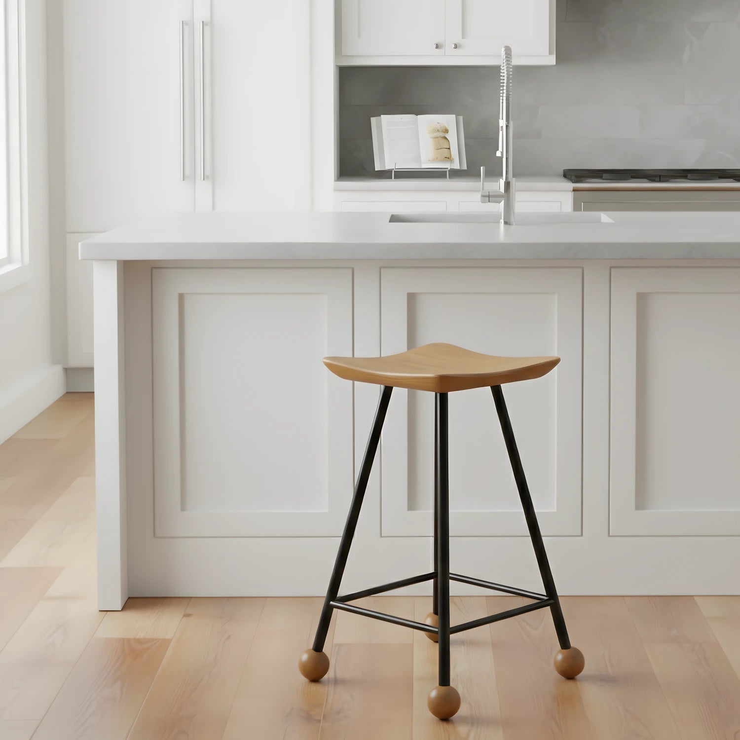 19 mm boru demir ve dolu atkı demiri ile güçlendirilmiş siyah tabure iskeleti.