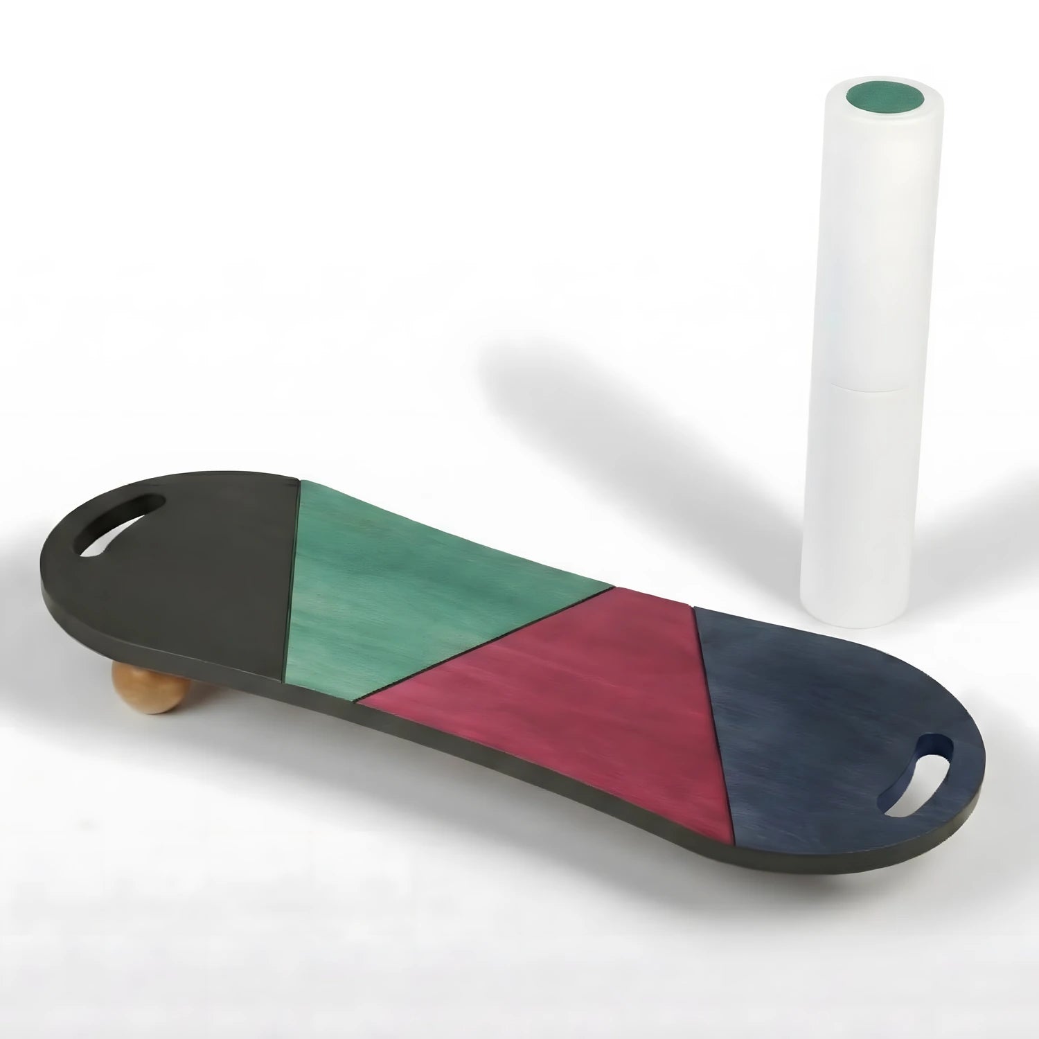 Beyaz silindir roller üzerinde dengede duran modern tasarımlı ahşap denge tahtası.