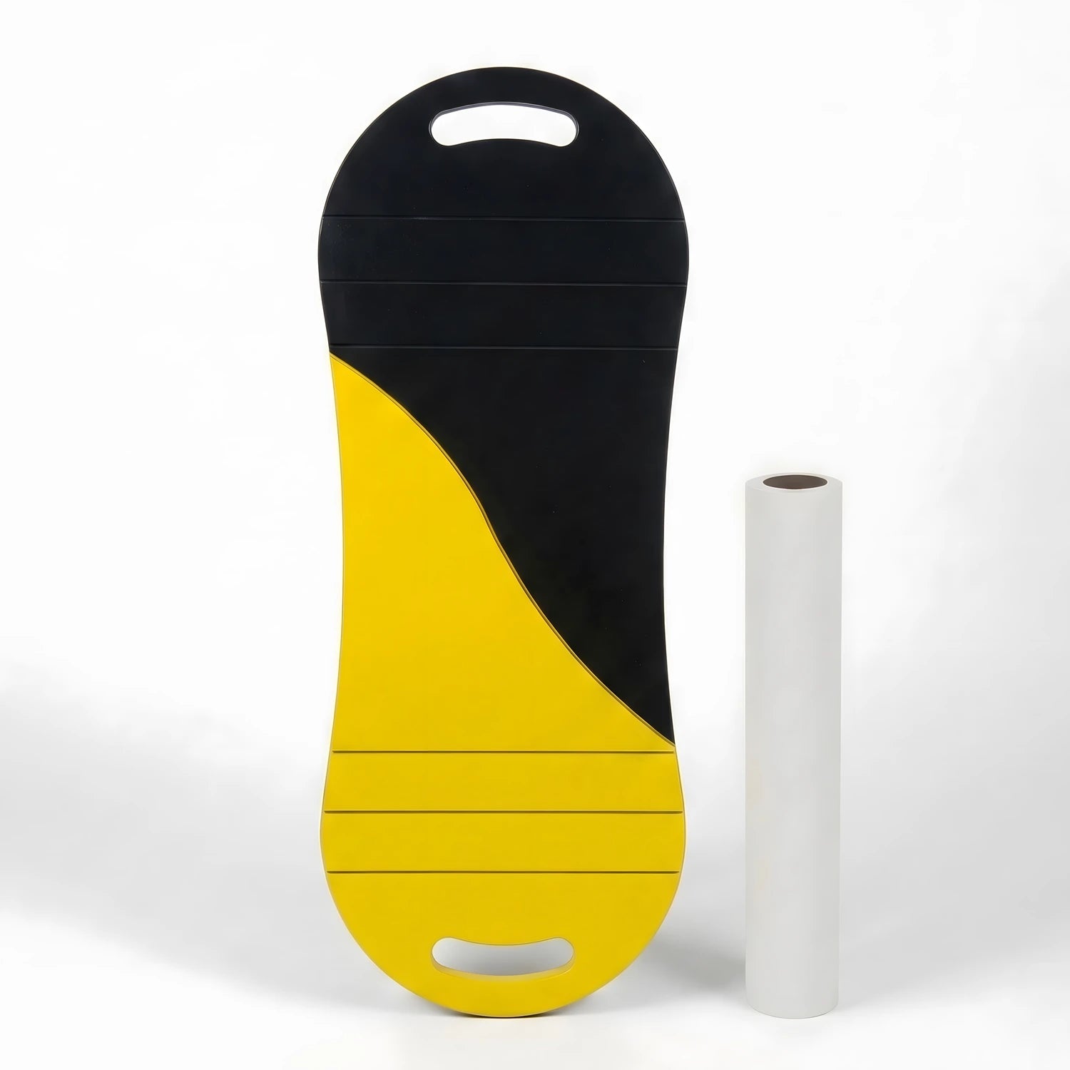 Ergonomik tasarımı ve üst yüzeyi net görünen, dik konumda duran sarı siyah renkli ahşap denge tahtası ve rulosu.