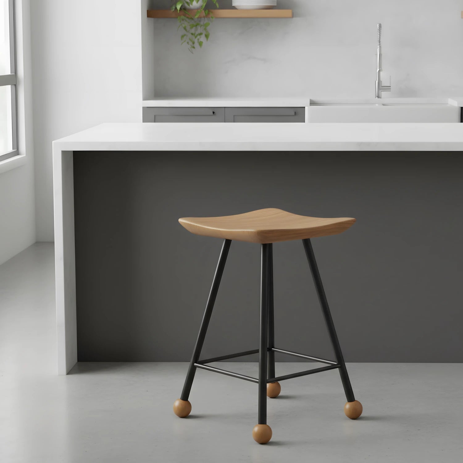 Köknar ağacının doğal damarlarını ve pürüzsüz dokusunu gösteren oturma alanı.