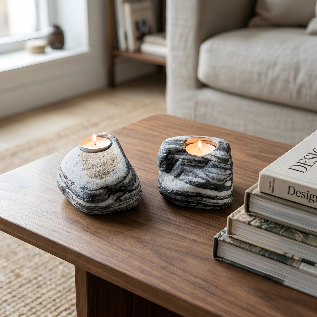 Ahşap masa üzerinde Paskalya dekoru (yosun, yumurtalar, çiçekler) ile birlikte sergilenen iki adet siyah ve beyaz çizgili doğal taş tealight mumluk.