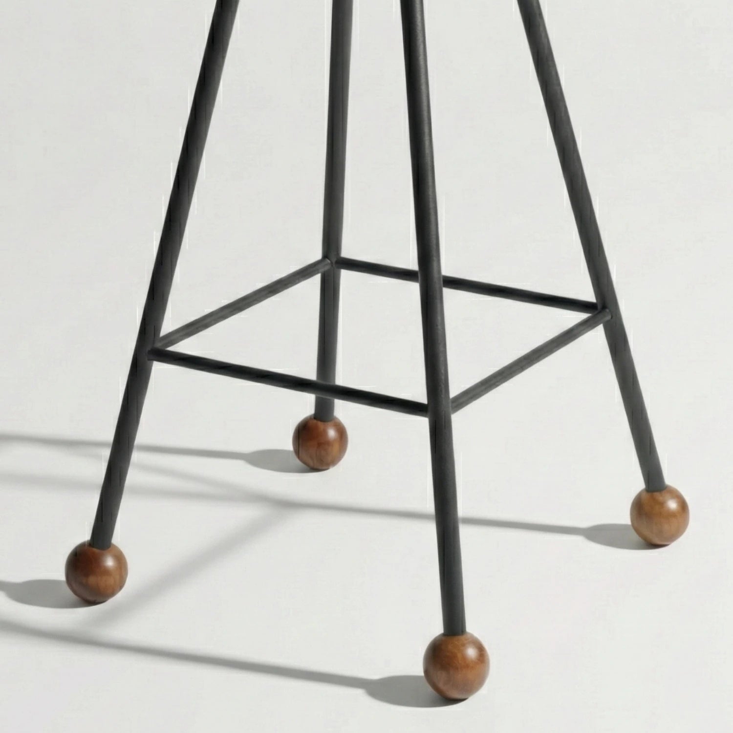 Industrial bar stool 75 cm siyah çerçeve metal ayak çapraz açıdan görünüm