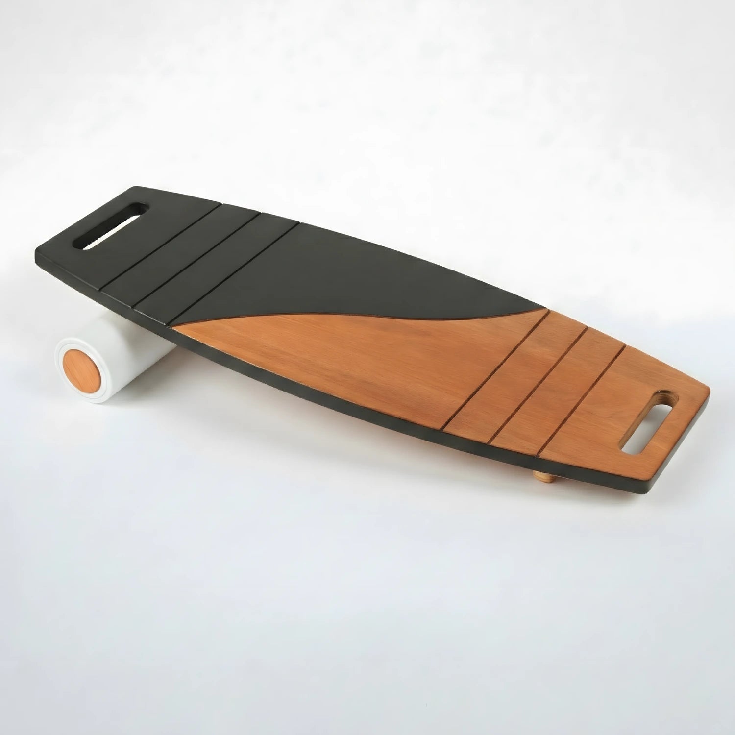 Kaydırmaz çizgili yüzeye sahip, siyah ve ahşap renk kombinasyonlu balance board (denge tahtası) detay görünümü.