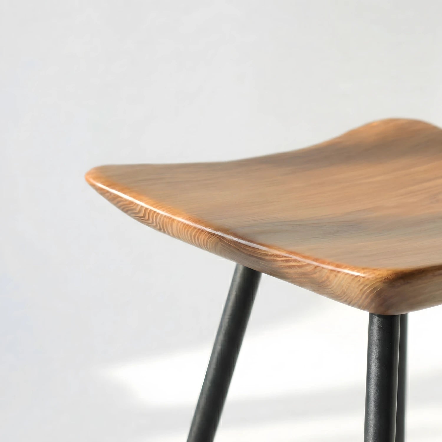 Makyaj masası ve alçak oturma alanları için tasarlanmış kavisli ahşap tabure konsepti.