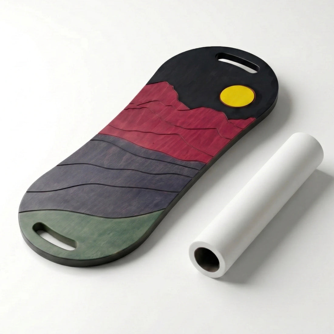 Manzara desenli ahşap denge tahtası ve beyaz denge silindiri üstten açılı görünümü.