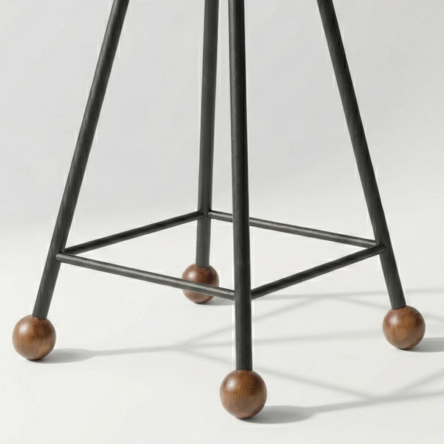 Minimalist siyah ahşap tabure 65 cm metal kare çerçeve gövde yan detay