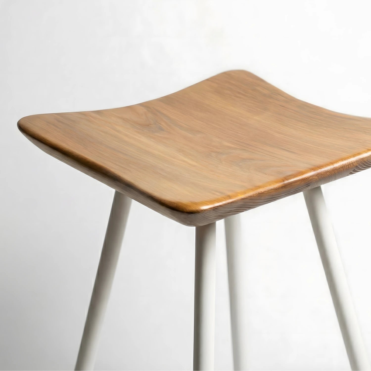Mutfak ada taburesi kavisli köknar ahşap oturak ergonomik detay