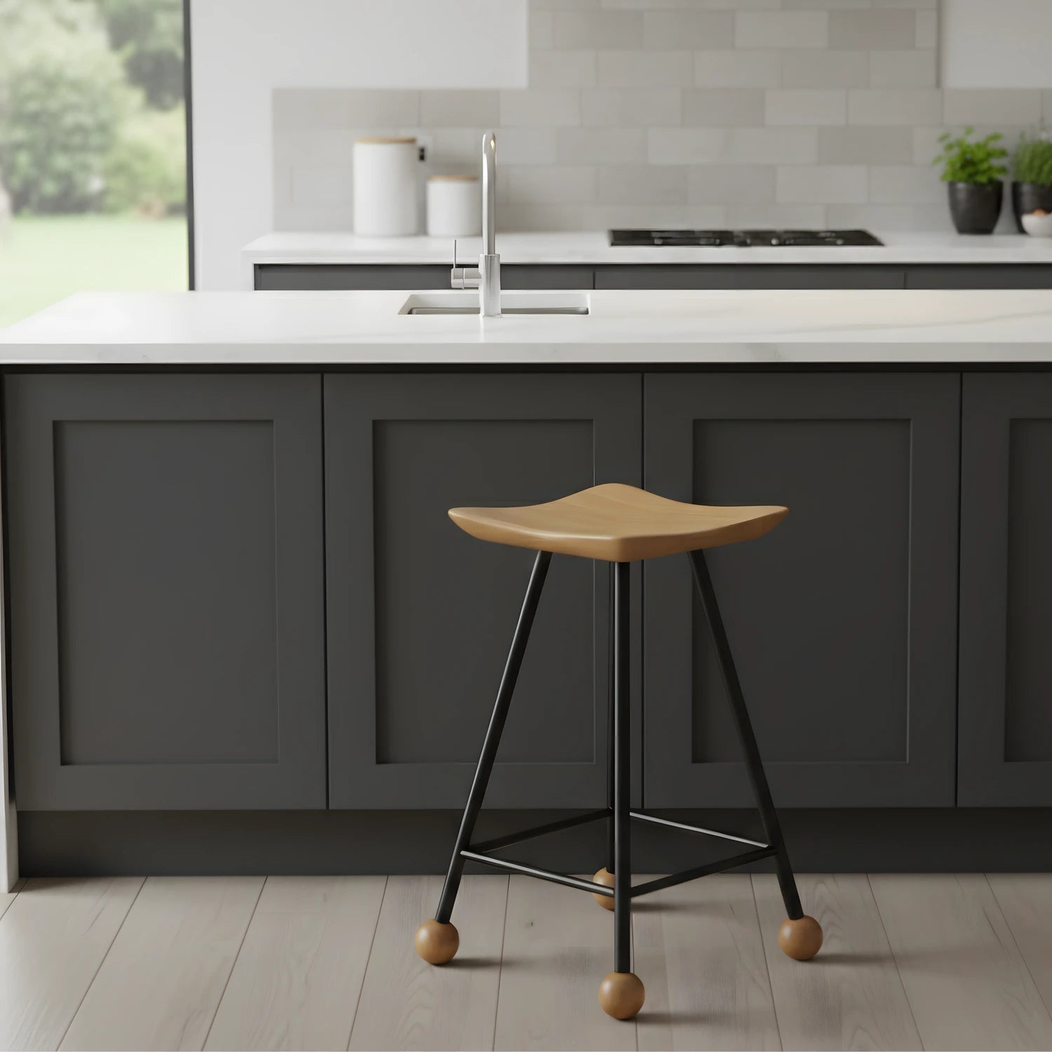 Modern mutfak adası dekorasyonunda konumlandırılmış metal ayaklı doğal ahşap tabure.