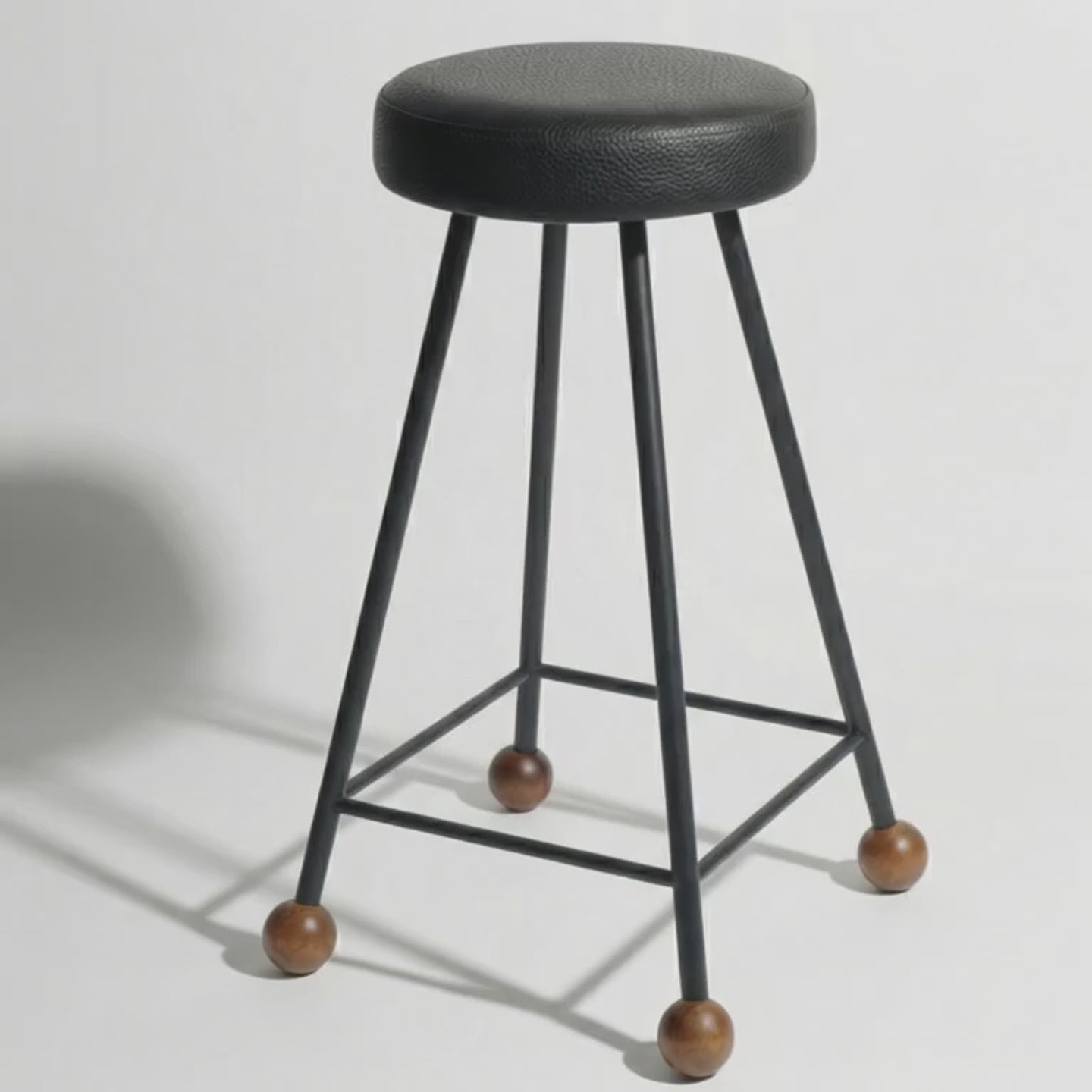 Bar Taburesi Deri Döşemeli Siyah Metal Ayaklı – 65cm