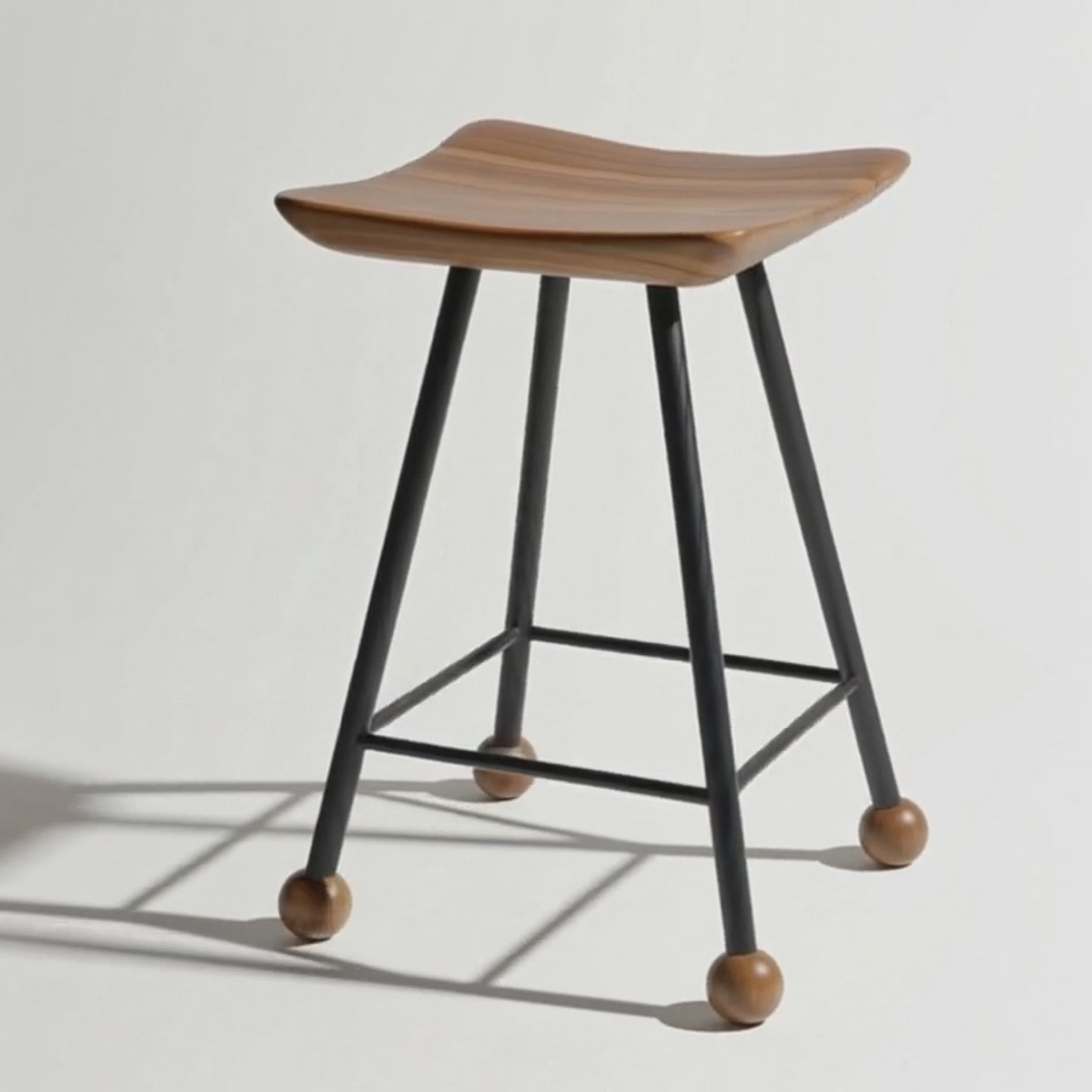 Tabure Ahşap Siyah Metal Ayaklı – 47cm