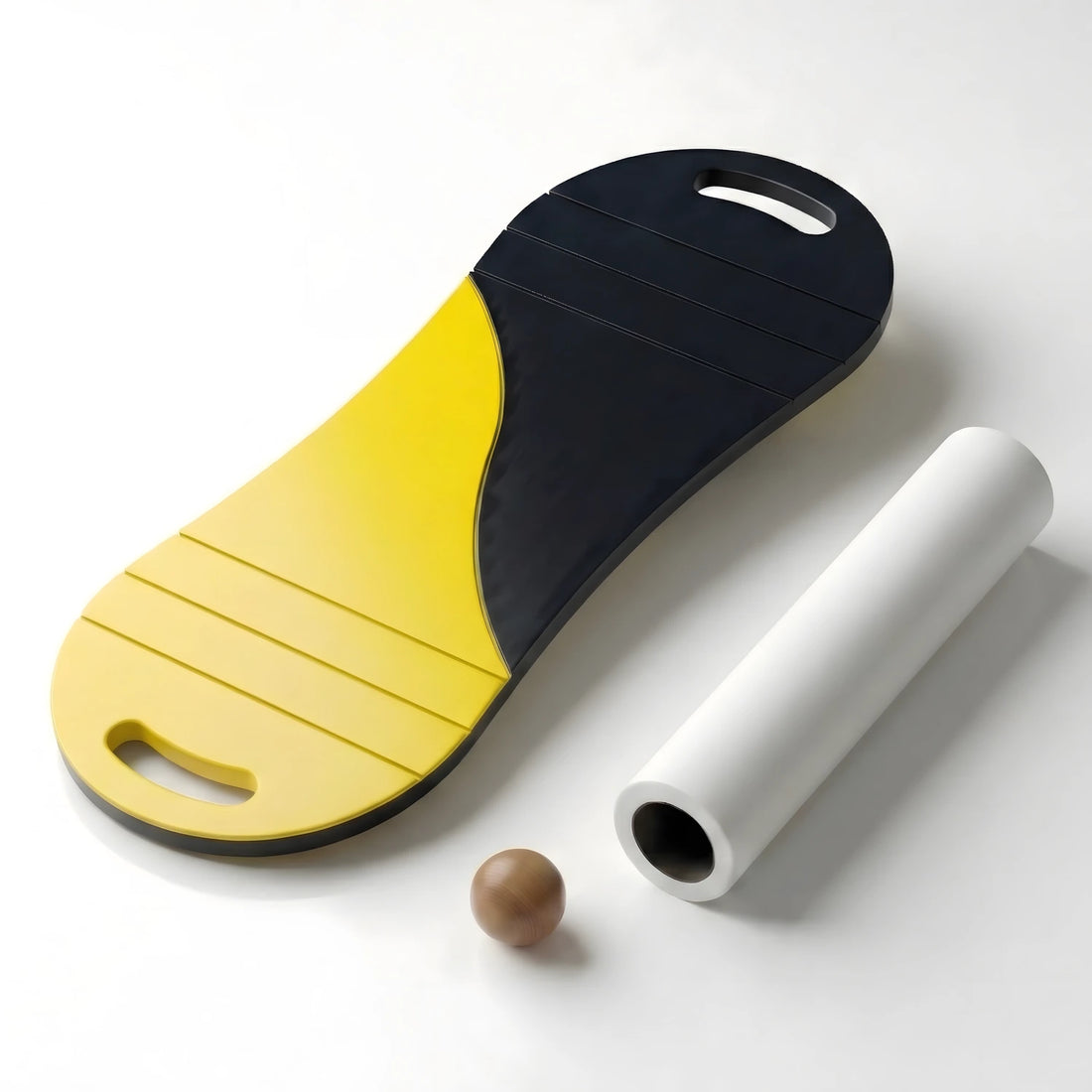 Sarı ve siyah renkli kaymaz yüzeyli ahşap denge tahtası, beyaz rulo ve ahşap toptan oluşan fitness seti.