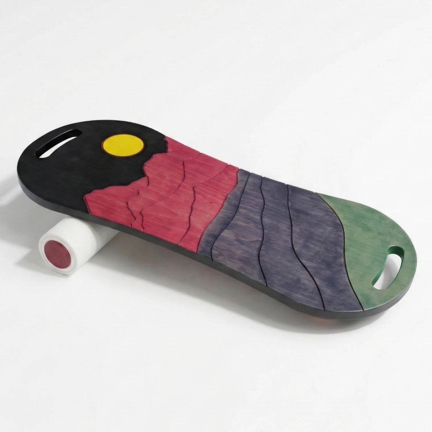 Beyaz silindir rulo üzerine yerleştirilmiş, spor ve fitness amaçlı renkli ahşap denge tahtası (balance board).