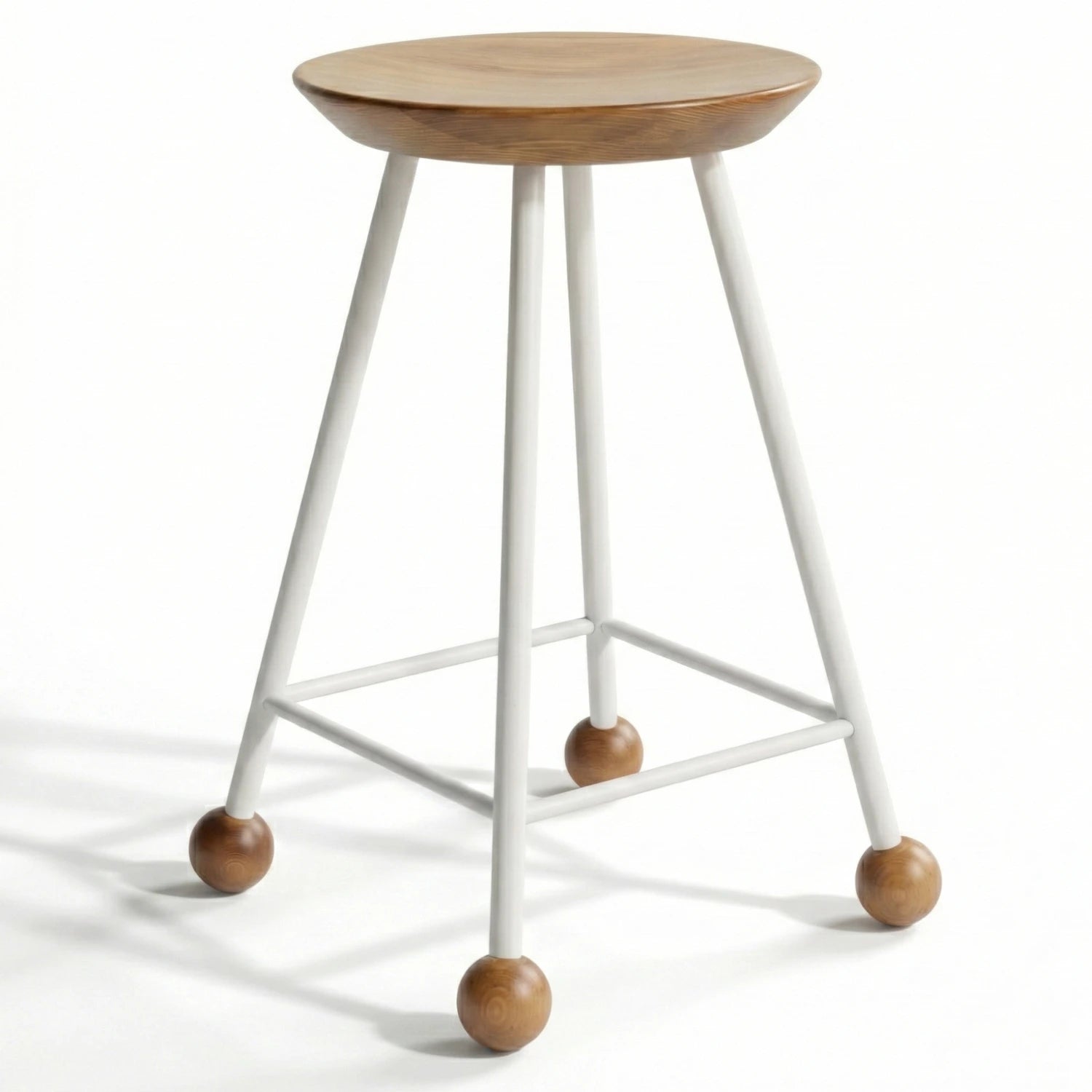 Tabure 55cm beyaz – kavisli köknar ahşap üst tabla, üçgen metal iskelet ön görünüm