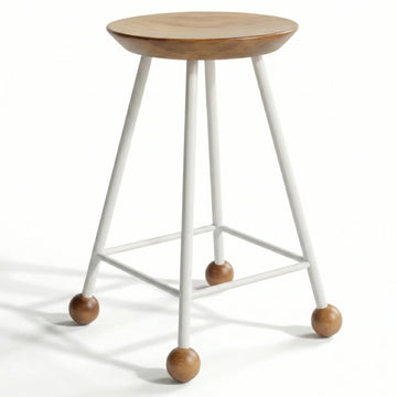Tabure 55cm beyaz – kavisli köknar ahşap üst tabla, üçgen metal iskelet ön görünüm