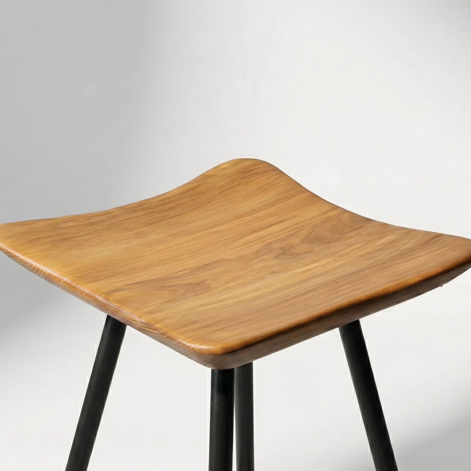 Wood Stone Art özel üretimi ve el emeği köknar ahşap tabure tasarımı.