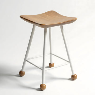 Yemek masası taburesi 47 cm ahşap çapraz açıdan stüdyo çekimi